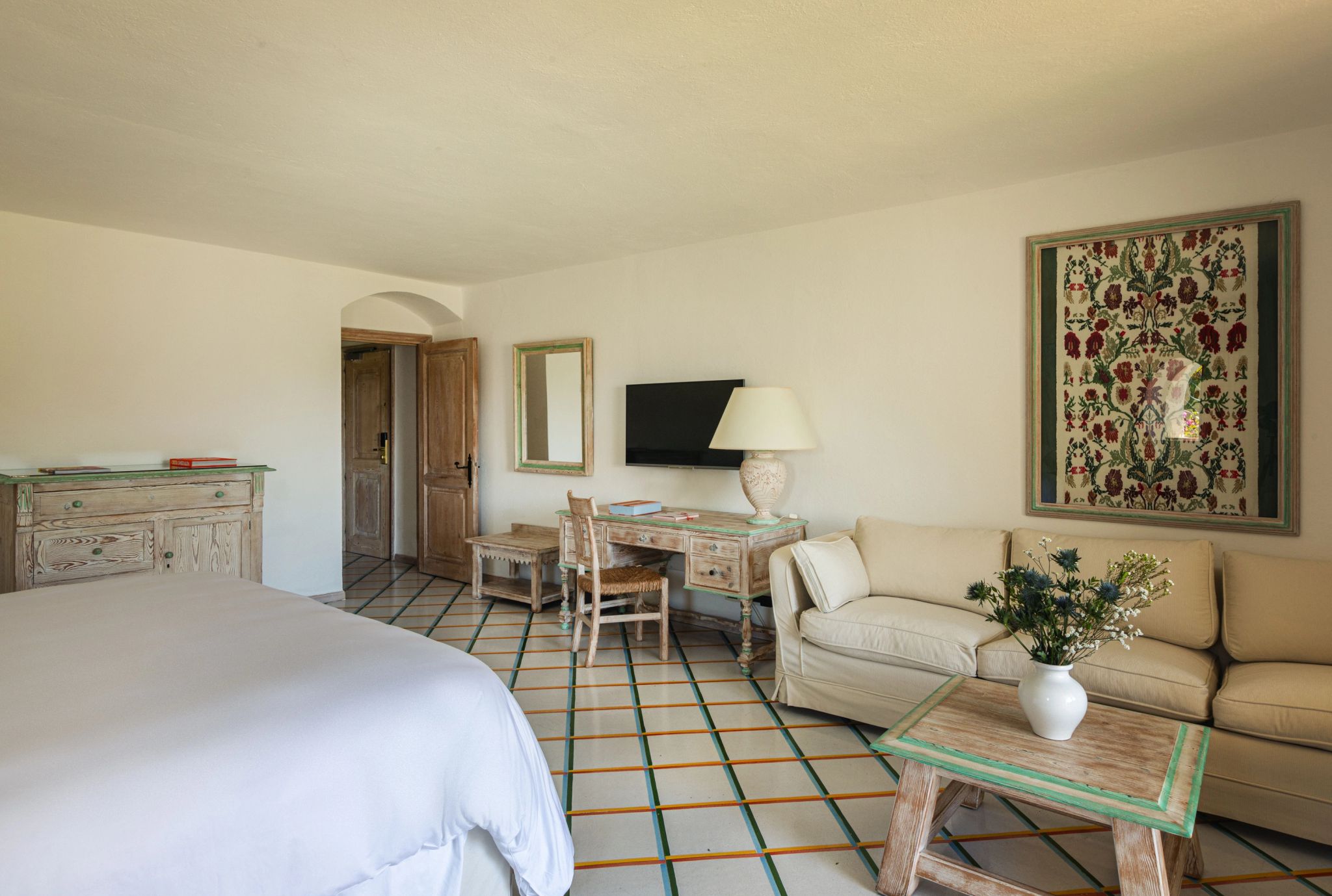 mesa de trabalho – suite ampla – cama de hotel