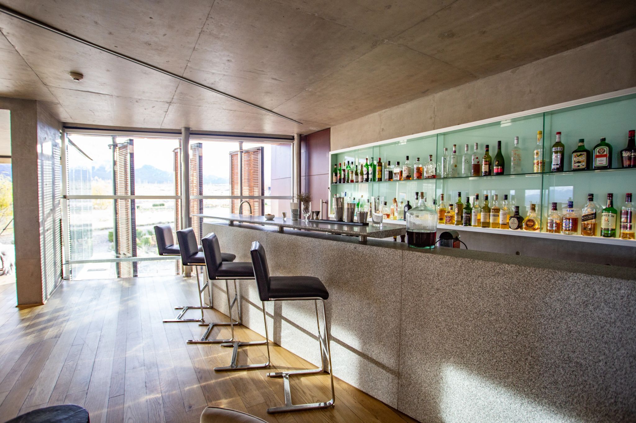 Bar bar moderno com seleção de bebidas premium e coquetéis