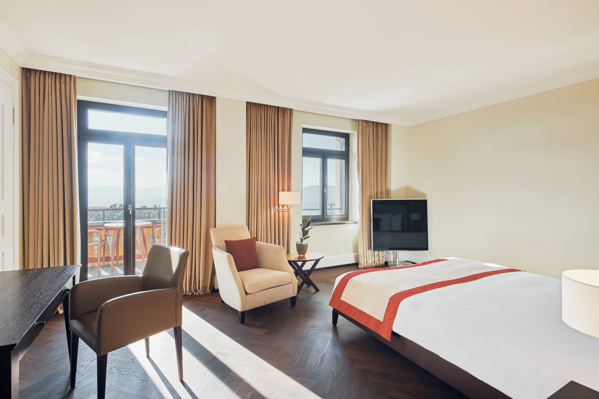 decoraçao classica – cama king – moveis vintage - quarto vista zurique - quarto vista alpes