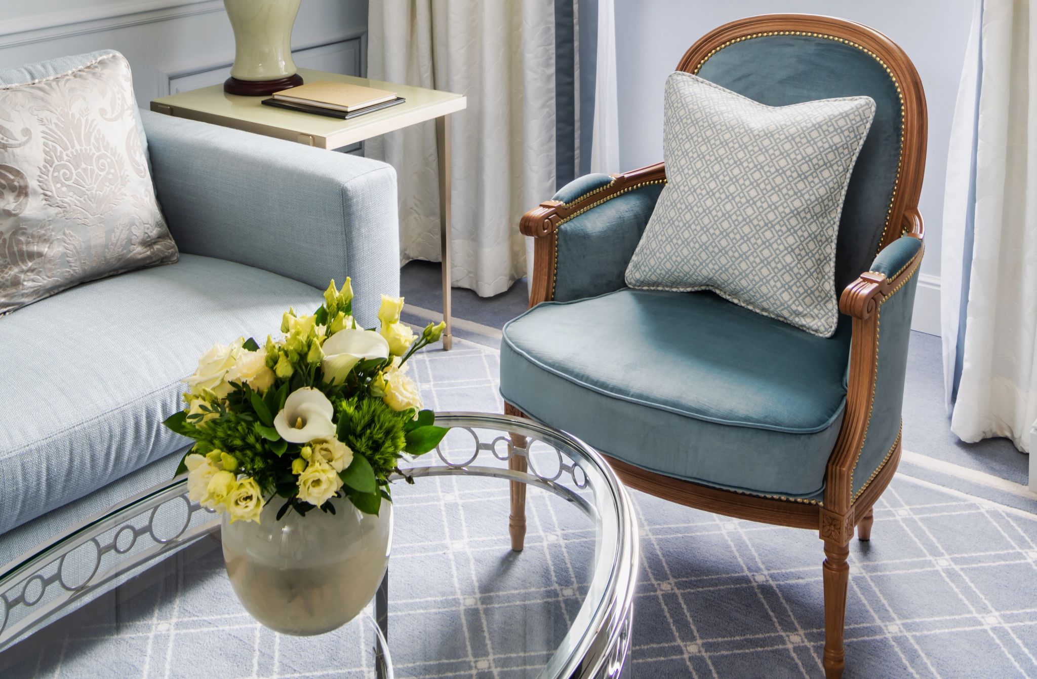 quarto de luxo – poltrona confortavel – decoracao classica 