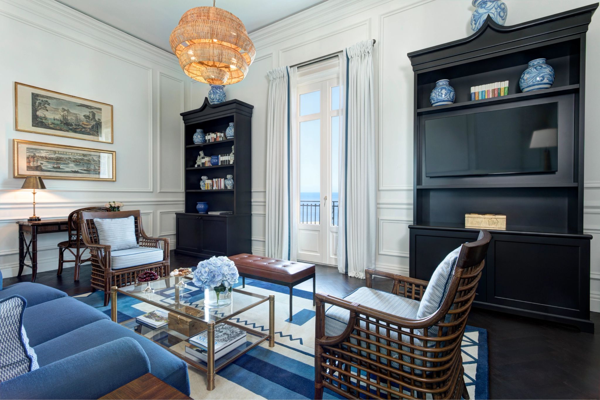 Sea View Suite sala de estar – suite com sala – design de luxo - estante de livros