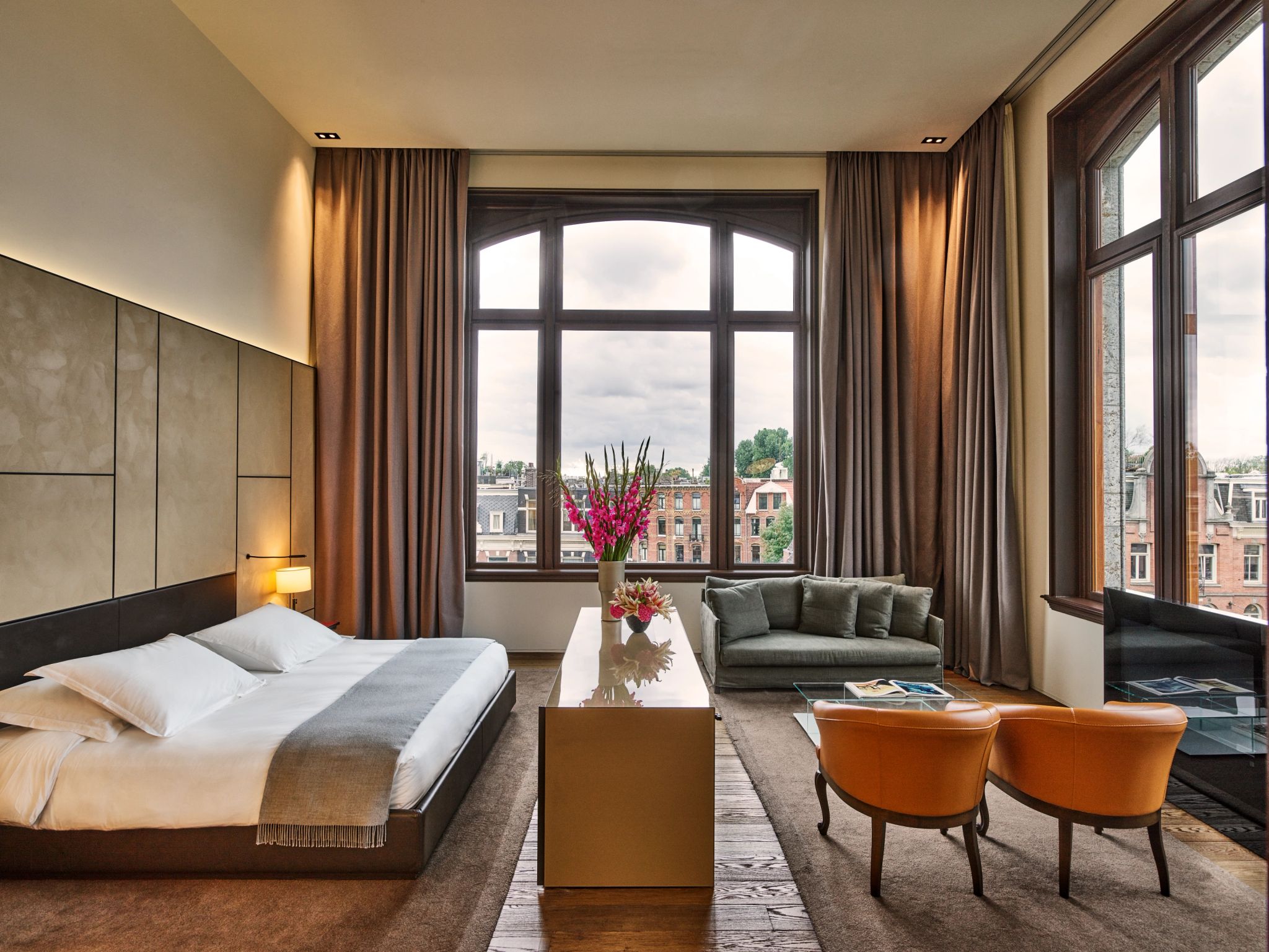 janelas altas - pe direito alto - suite espaçosa - suite vista amsterdam