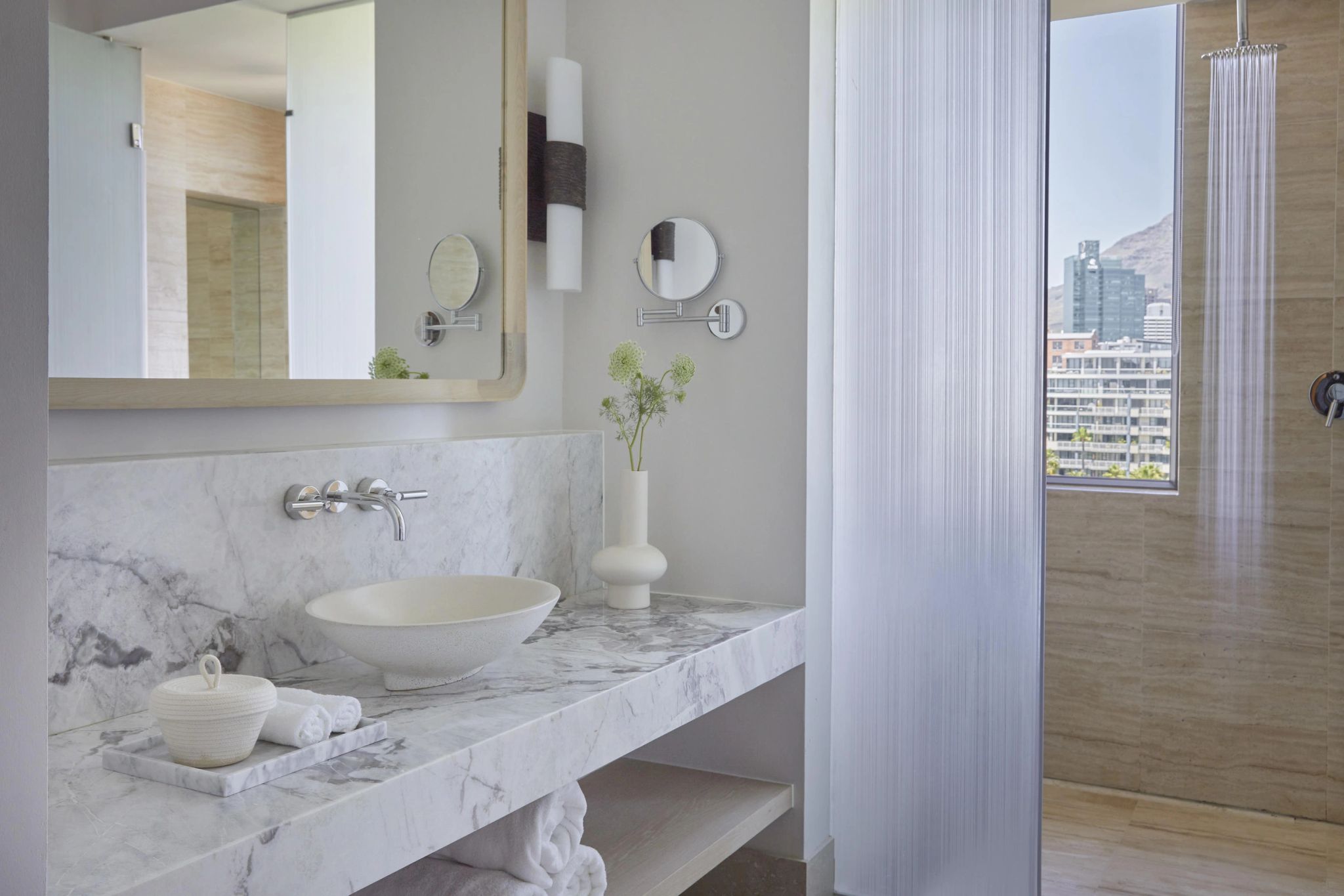 banheiro em marmore - chuveiro alta pressao - banheiro de luxo - suite com banheira