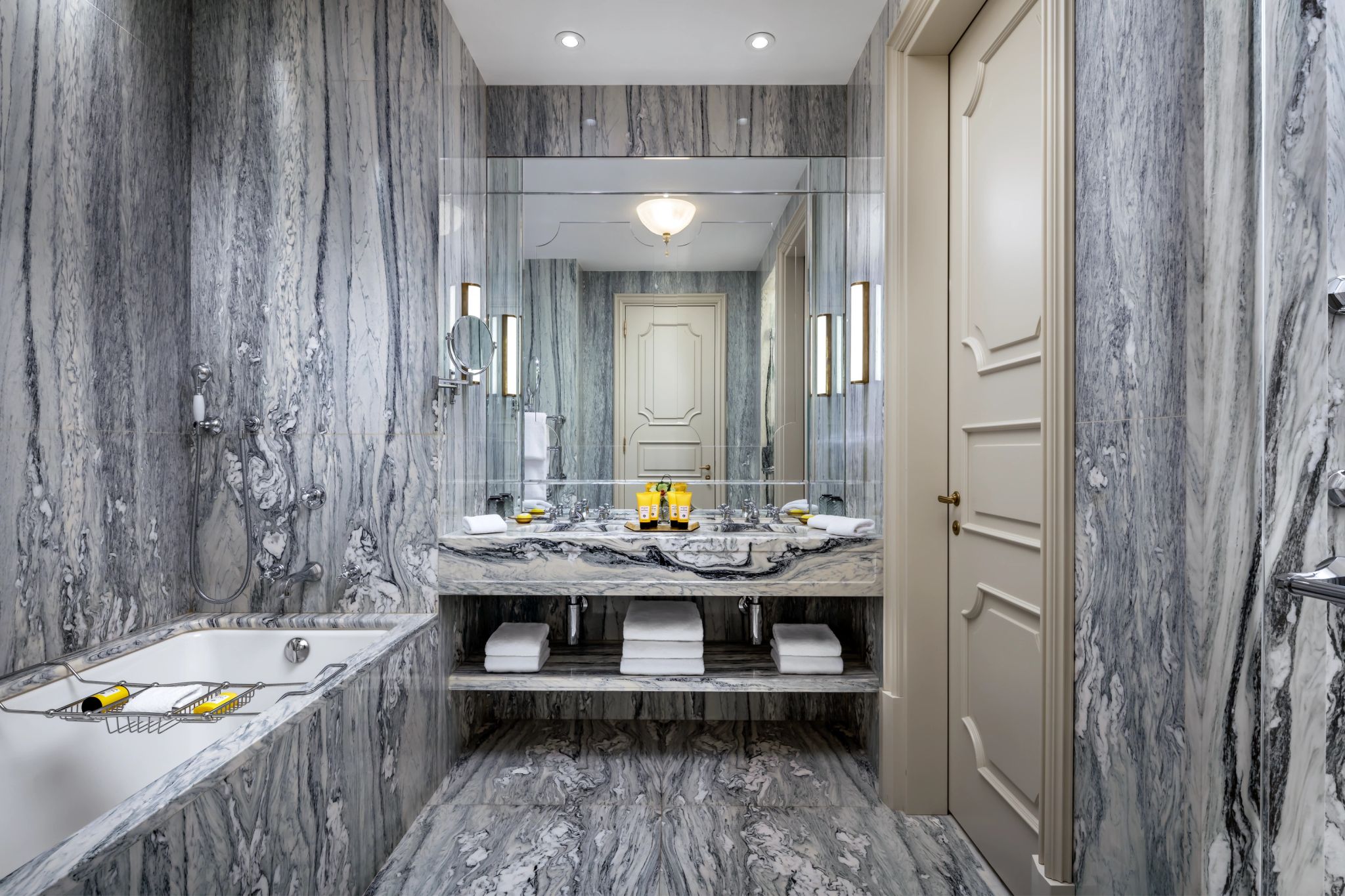 suite de luxo - banheiro em marmore - banheira de imersao