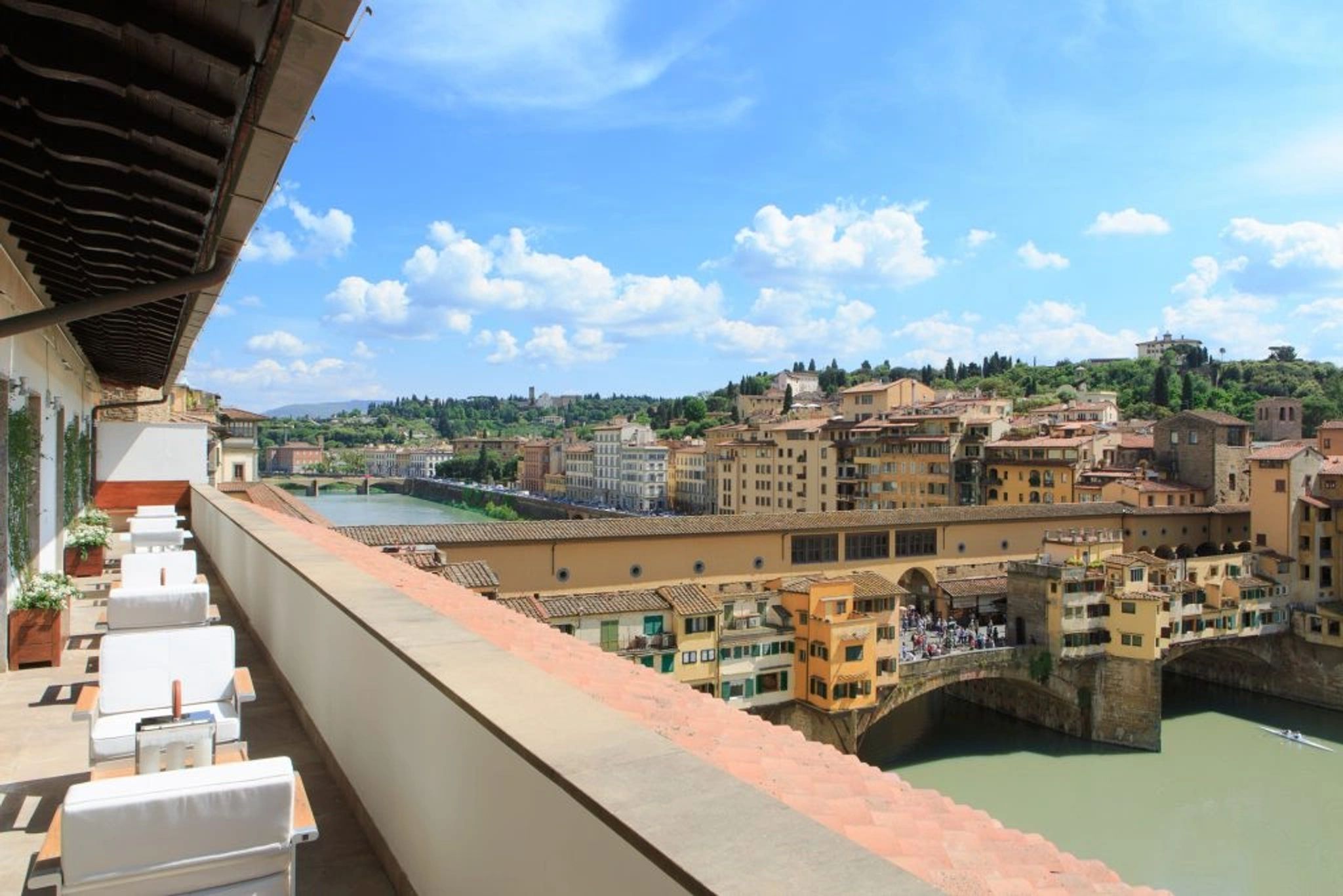 Ponte Vecchio Suite quarto com varanda - mesa externa- vista rio arno -