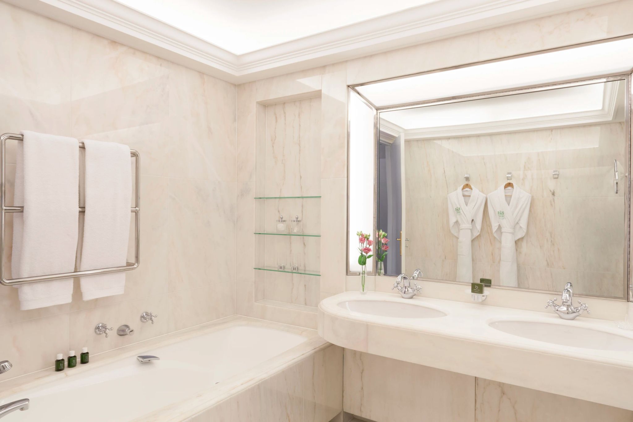 Superior   banho de banheira - banheira de imersao - quarto com banheira