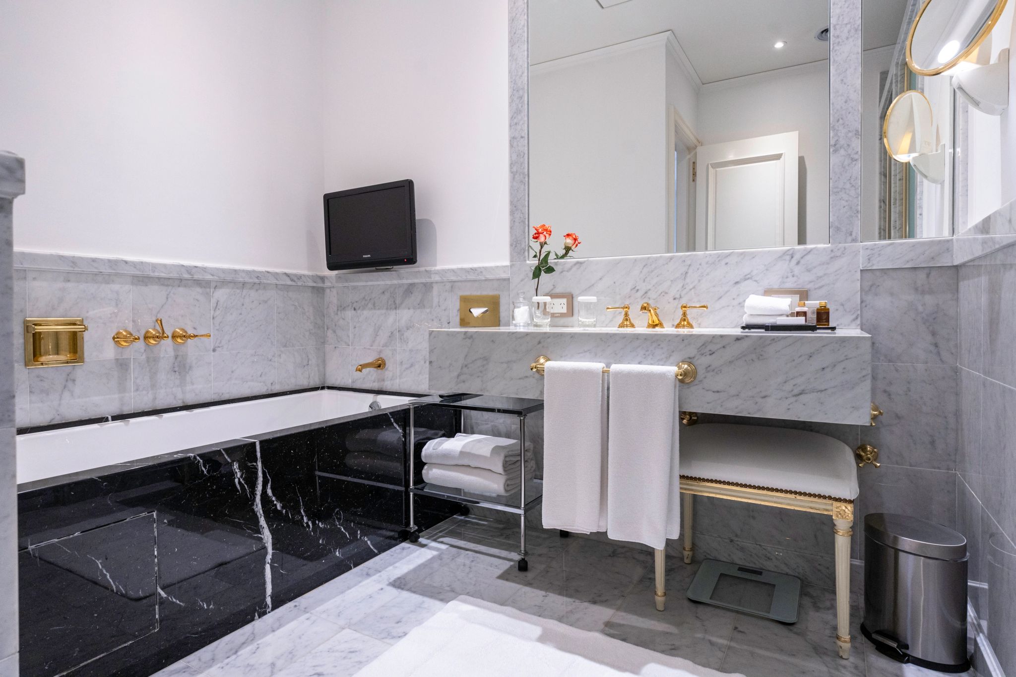 Studio Lounge banheira em marmore - suite com banheira - banho premium