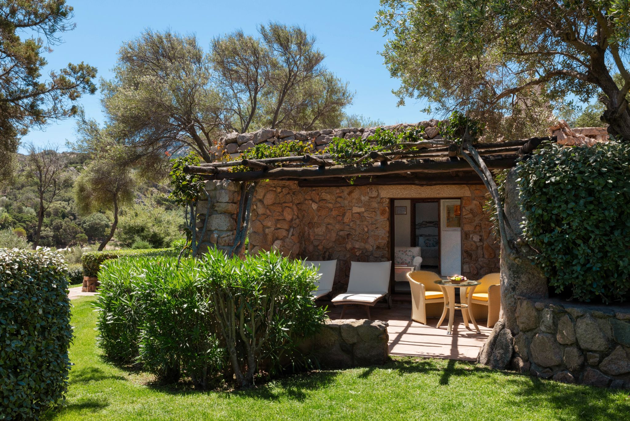 Classic quarto com varanda - quarto vista jardim - quarto de hotel