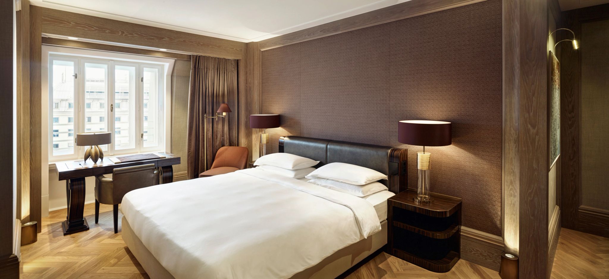 Royal Penthouse Suite   mesa de trabalho – cama king - decoraçao elegante