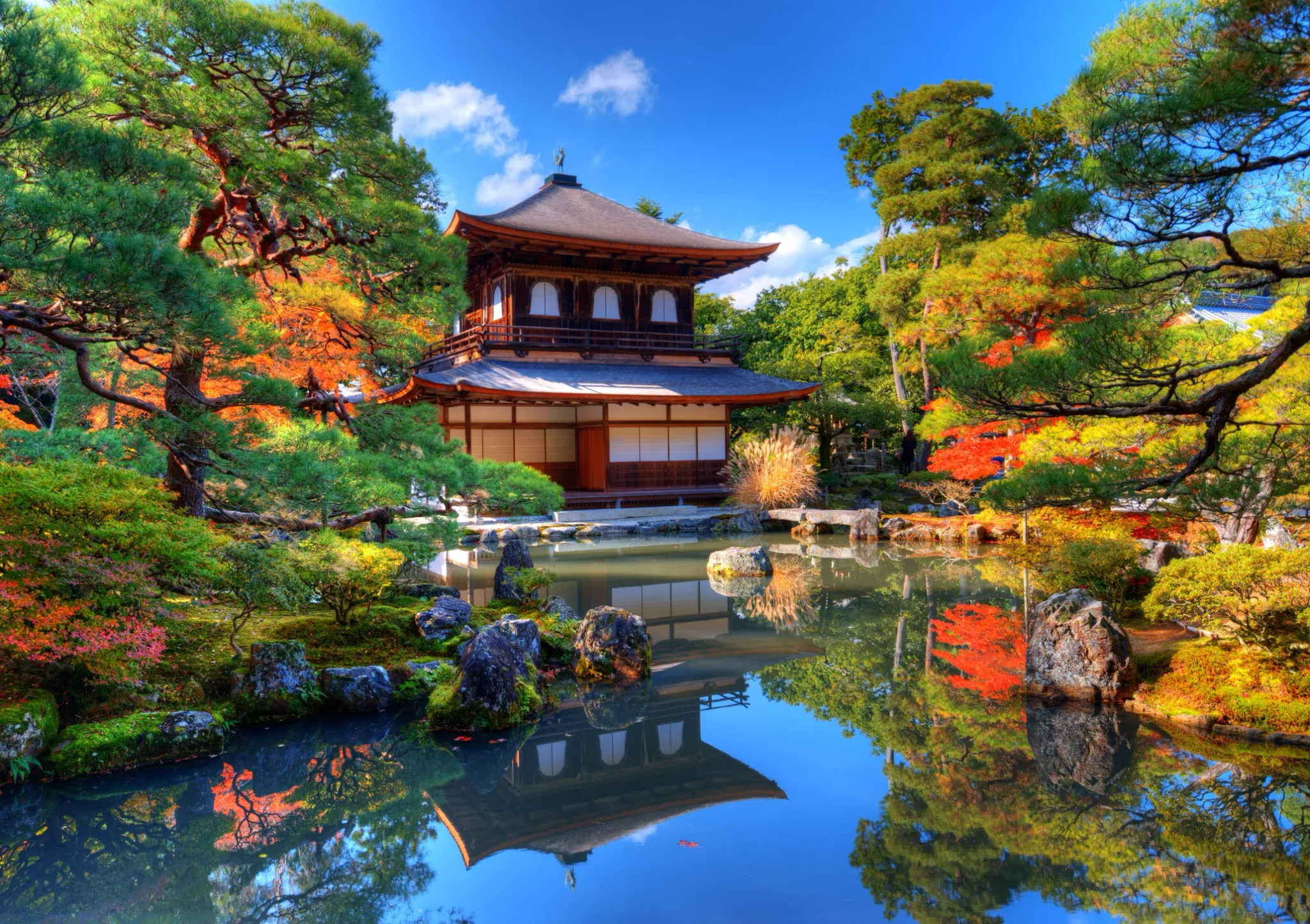 casa típica japonesa e árvores verdes