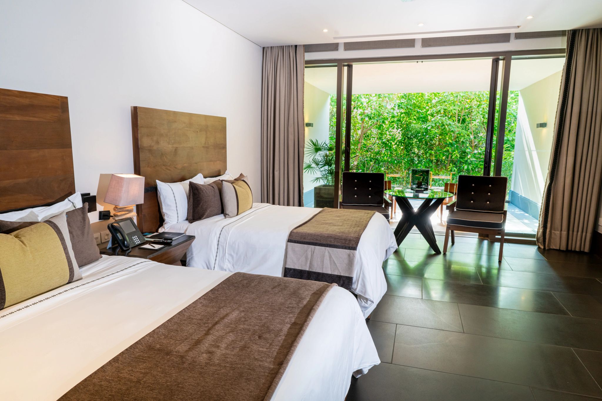 Garden View Double quarto com duas camas – quarto vista jardim – quarto amplo