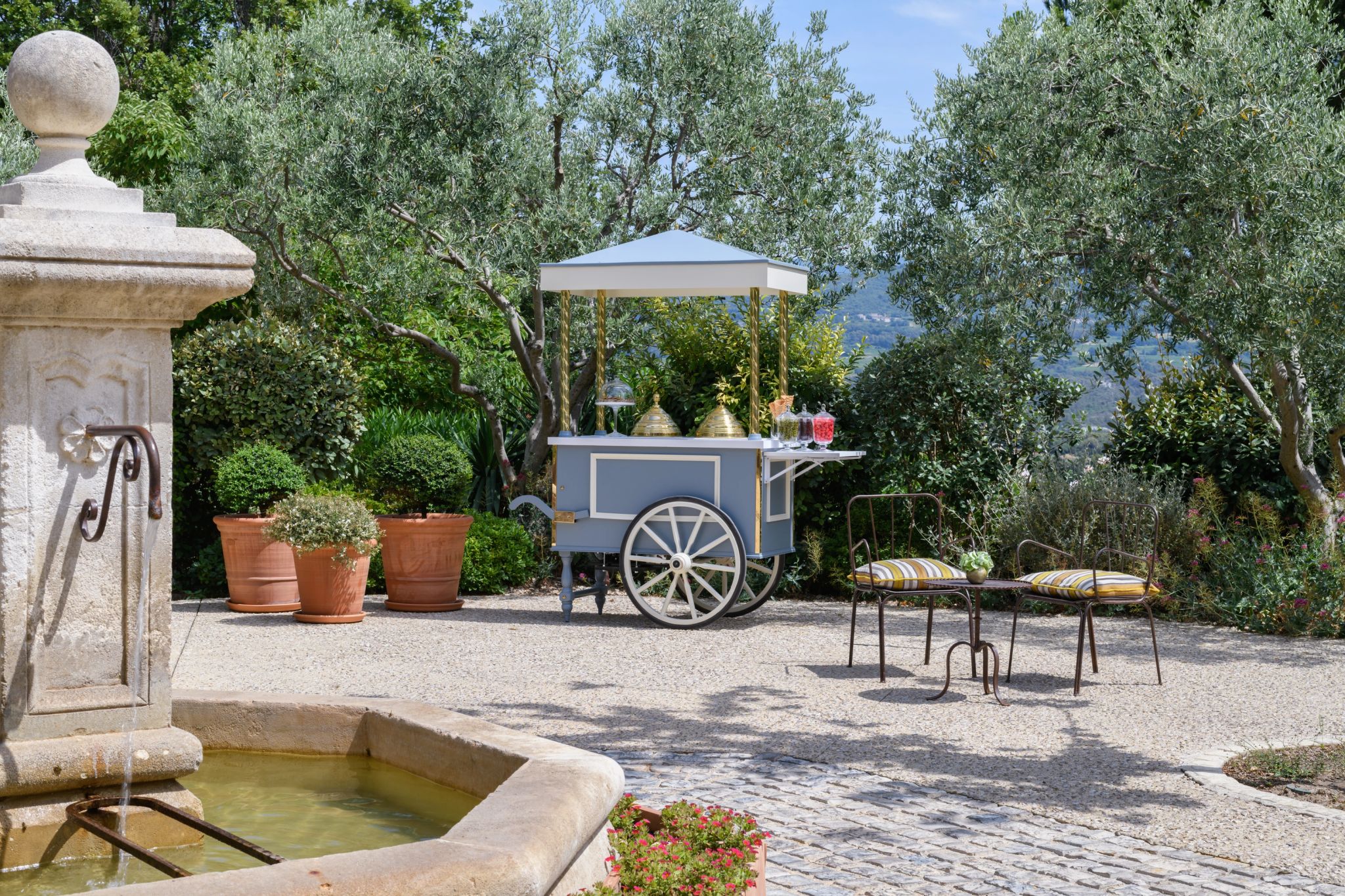 Área externa Coquillade Provence jardim interno – area externa hotel – carrinho de doces - lazer ao ar livre