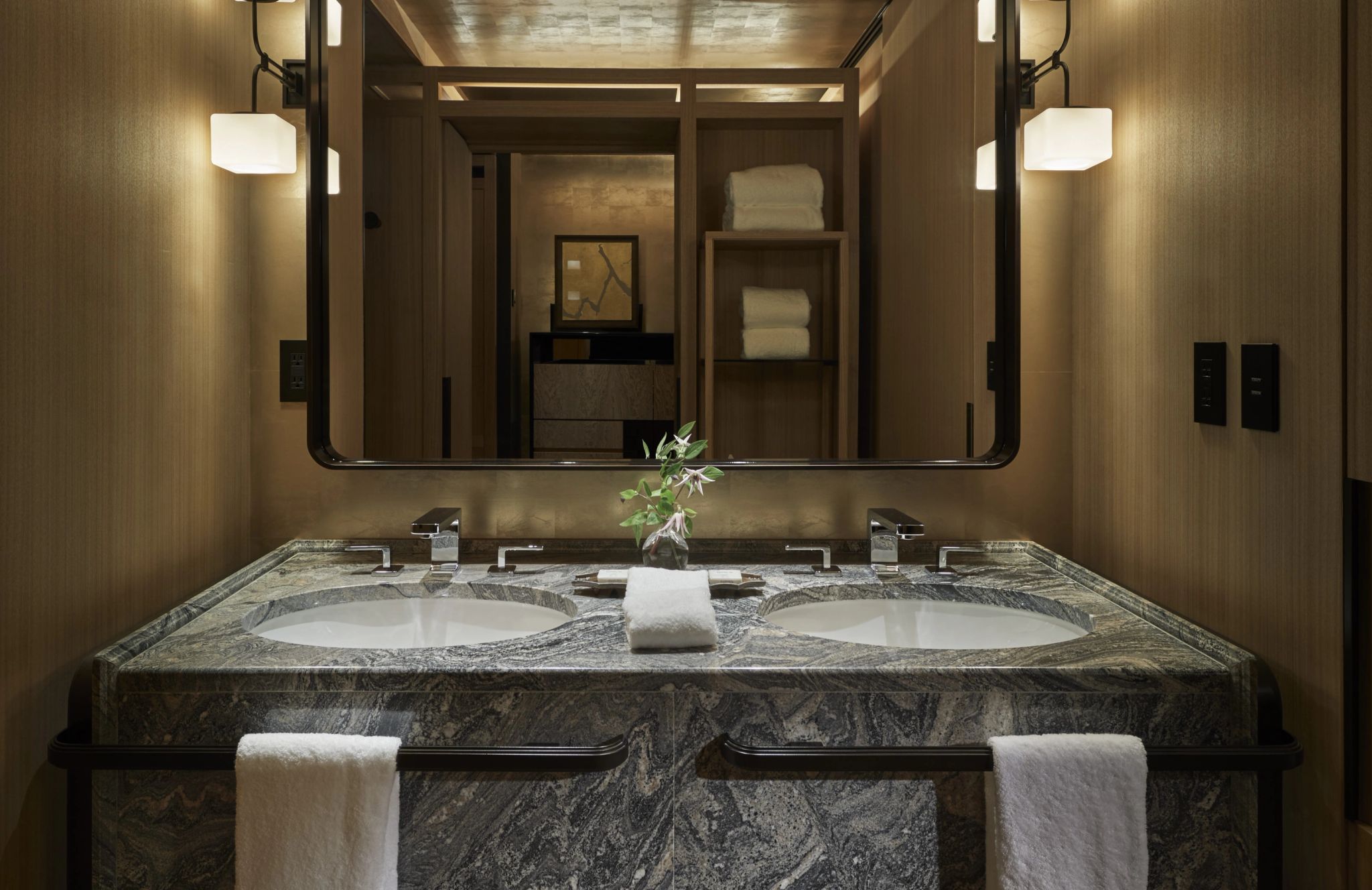 One King banheiro com pia dupla - pia dupla - banheiro casal