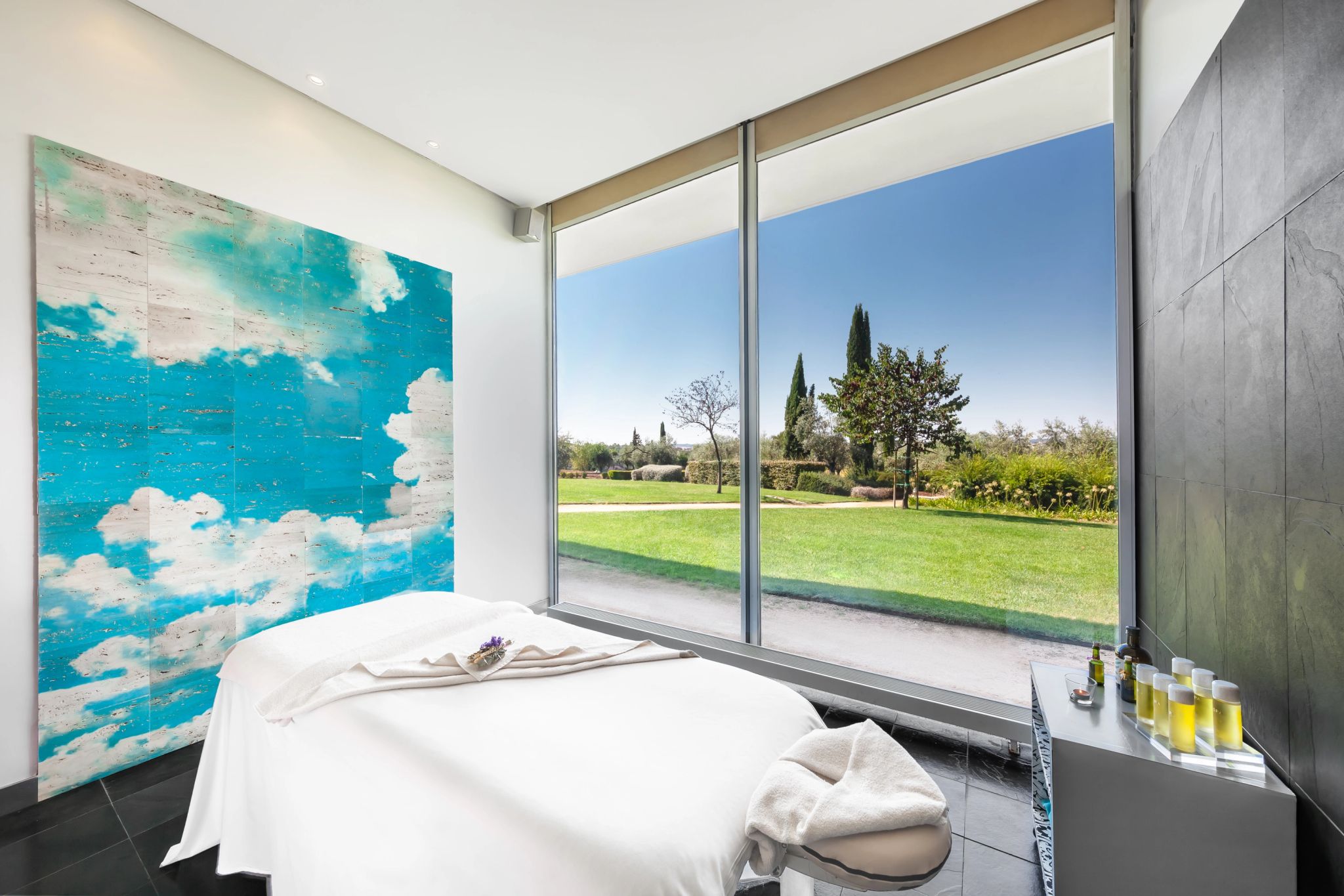Spa sala de tratamento spa - maca de massagem - janela com vista natureza