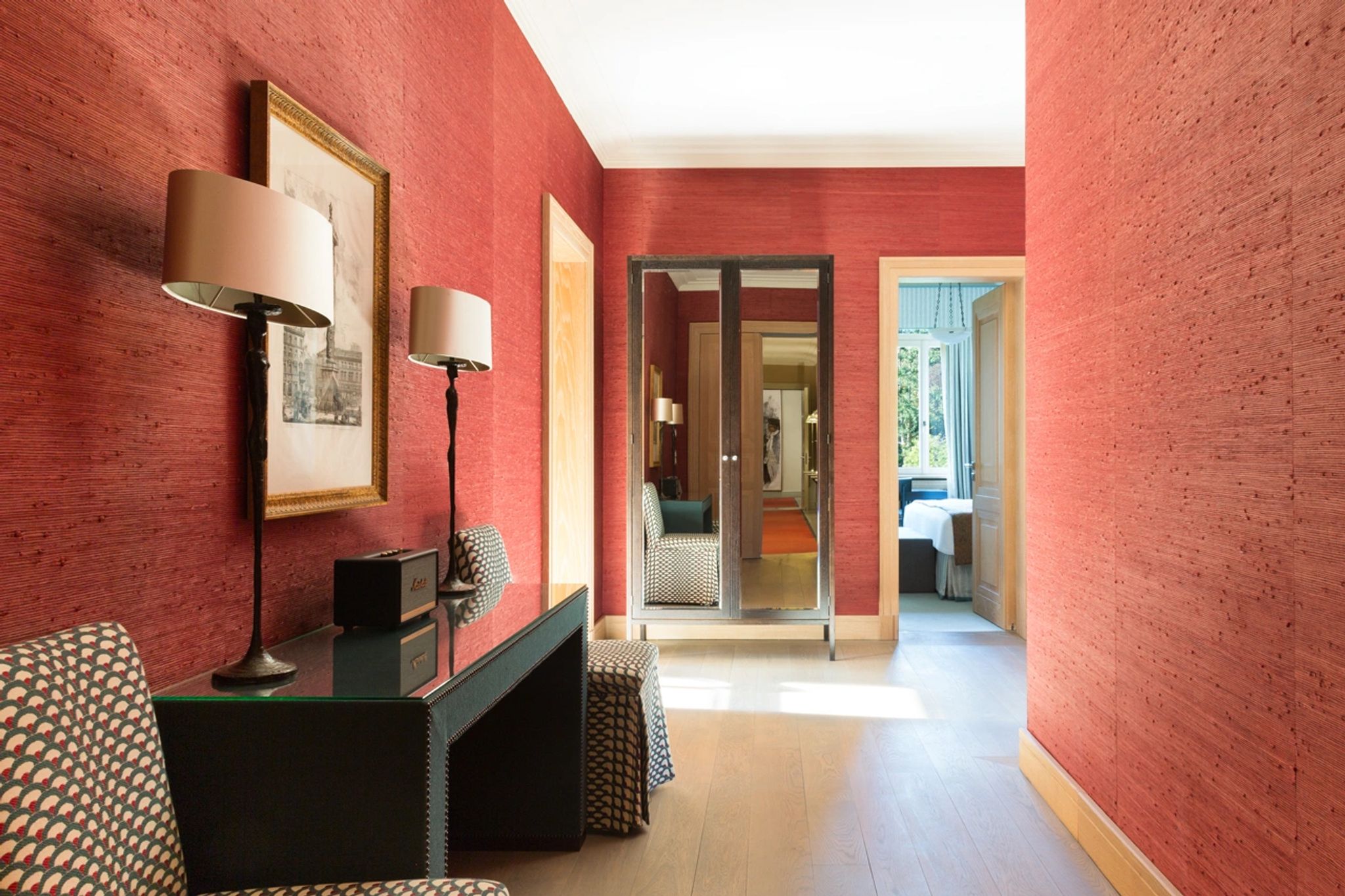Stéphanie Spa Suite corredor entrada suite - paredes vermelhas - design interior