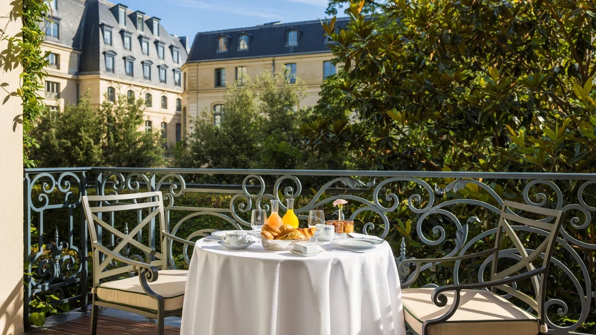 Suite Grand Jardin area externa - vista paris - cafe da manha parisiense
