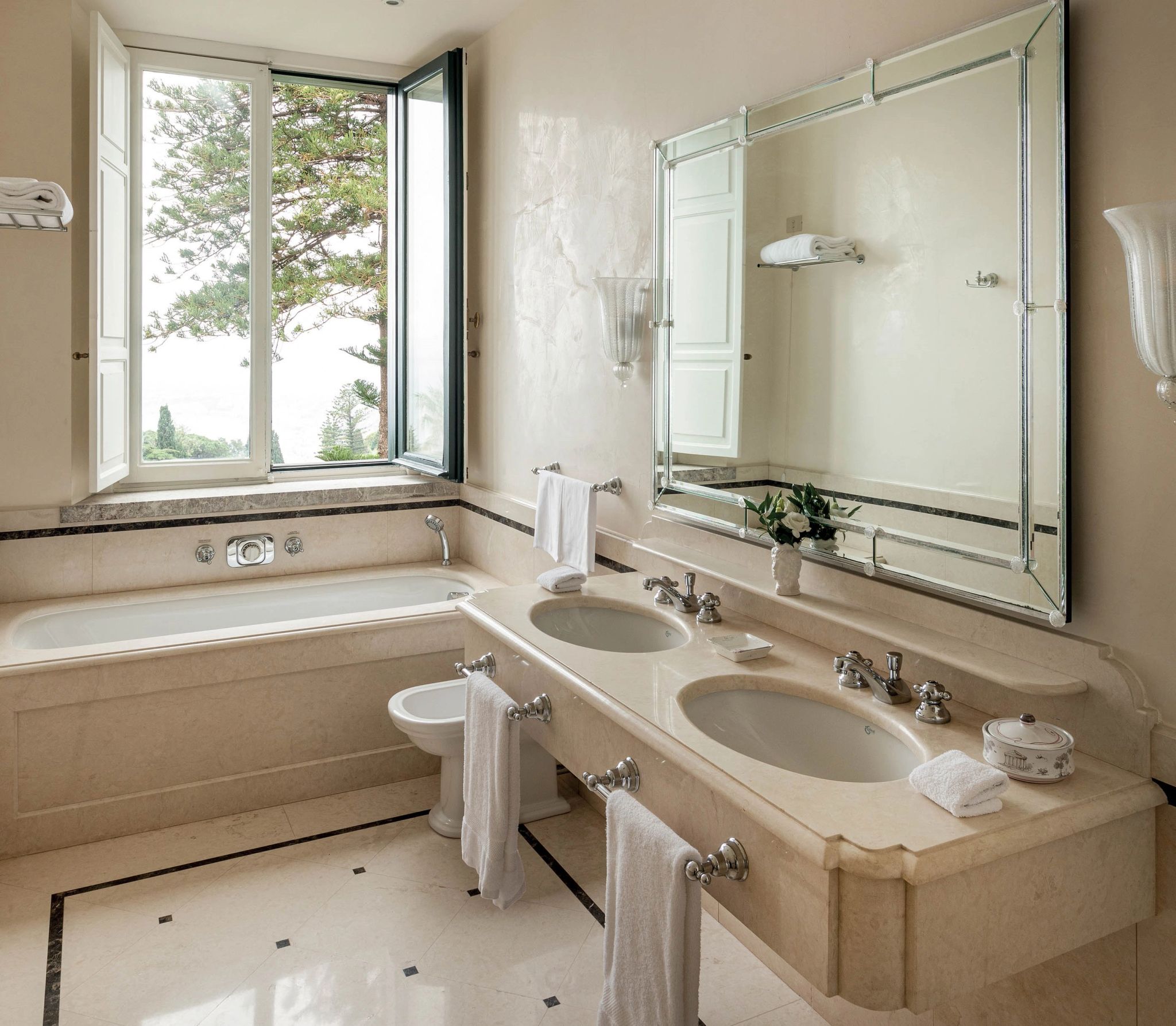 banheiro amplo – banheiro suite – banheiro com banheira