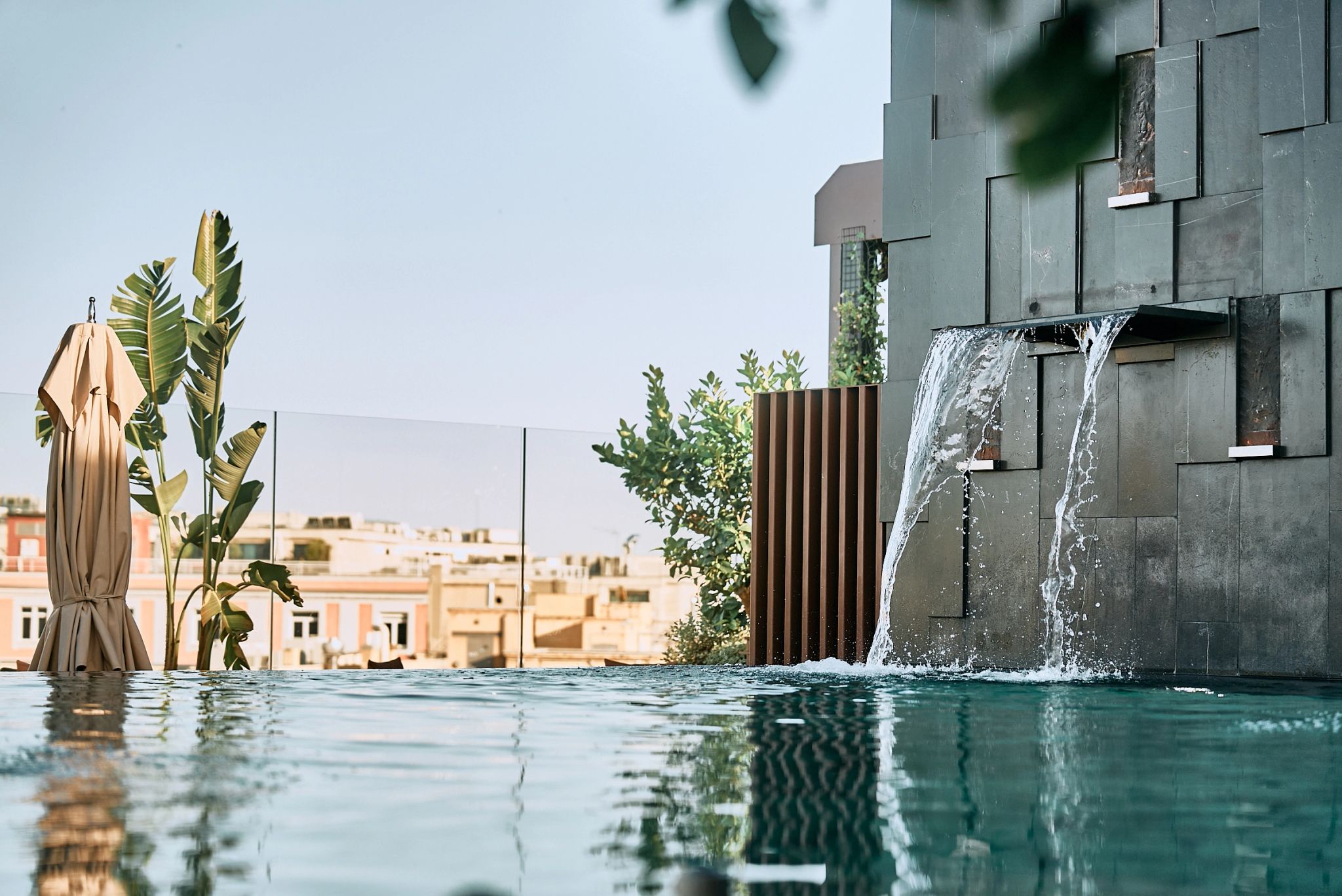 Piscina do hotel piscina no rooftop - vista madri