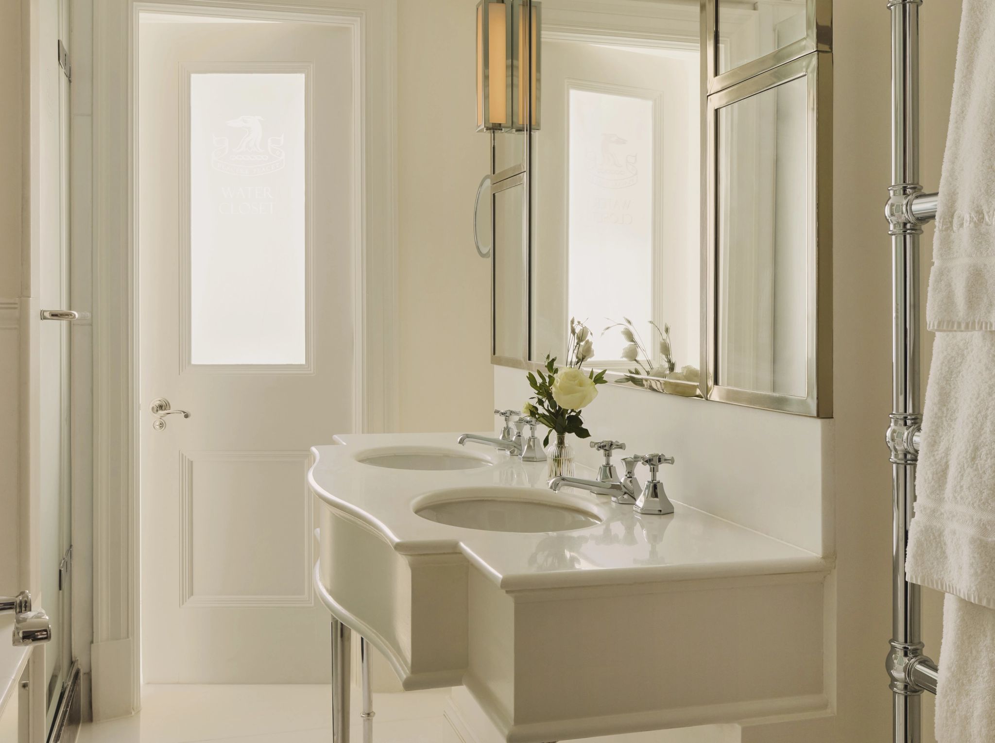 banheiro com pia dupla - pia dupla - banheiro em marmore - banheiro