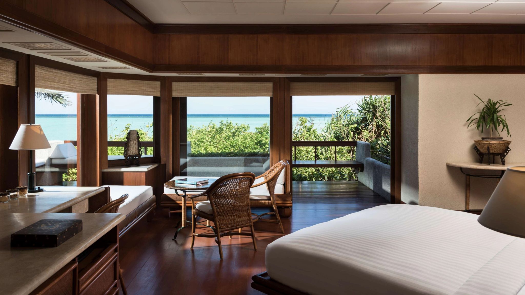 Four Bedroom Lagoon Villa cama king – arquitetura de madeira – design chique