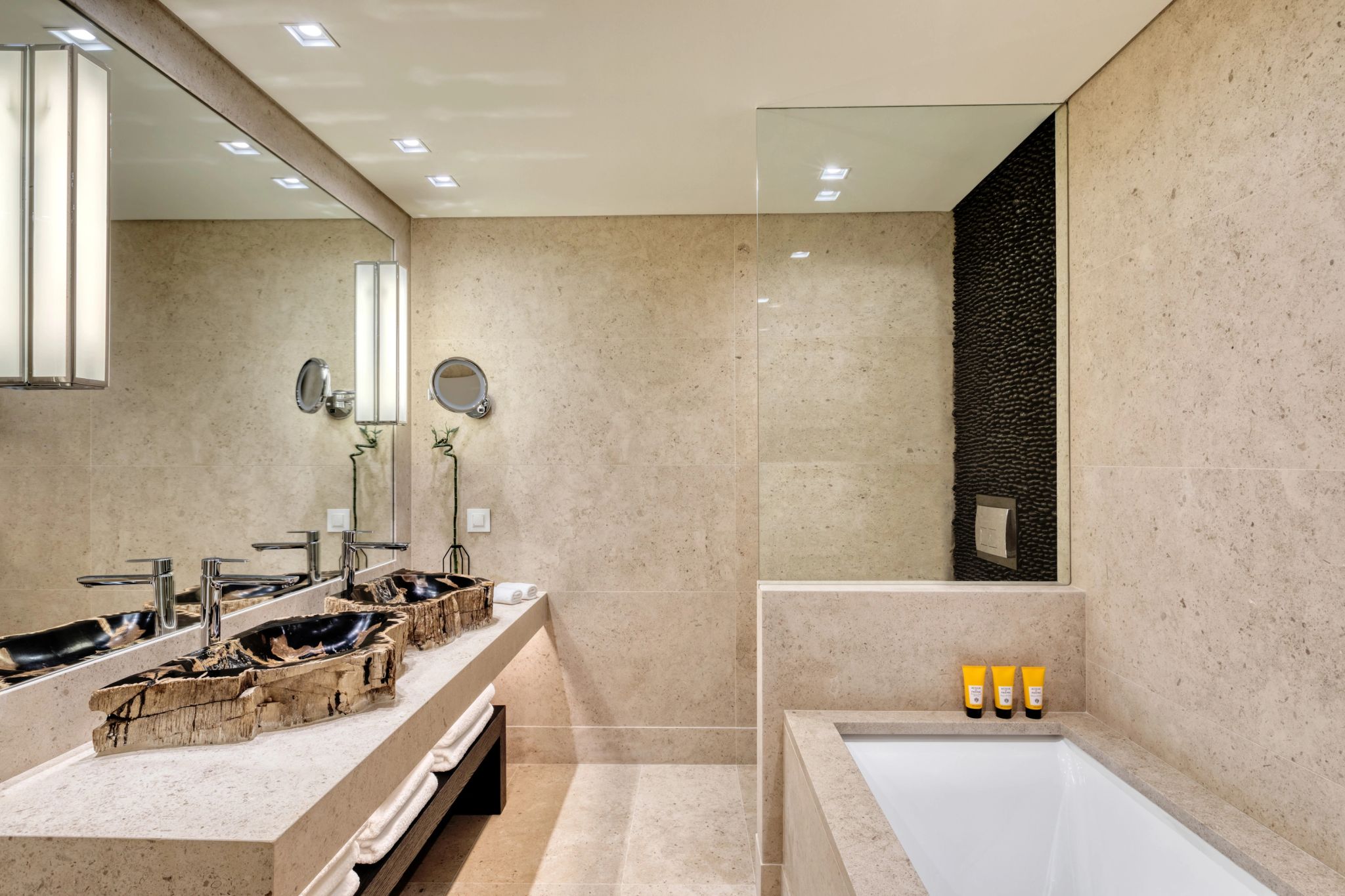 Family Retreat, Two Bedroom Suite, Sea View, Corner, High Floor, Balcony suite com banheira - banheiro em marmore - banheira de imersao