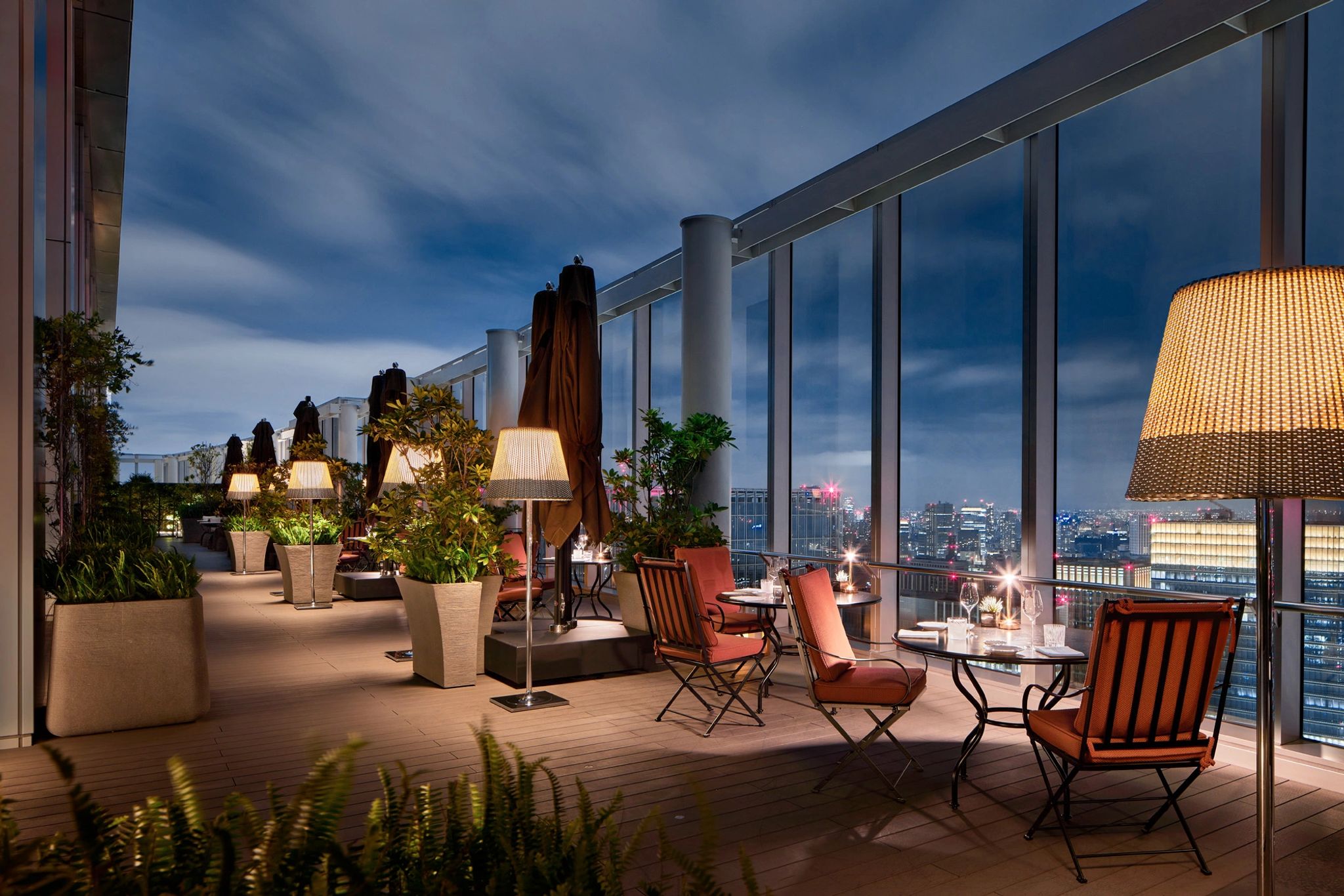 Il Ristorante Niko Romito mesa externa terraço luxo - vista skyline tokyo - jantar sofisticado