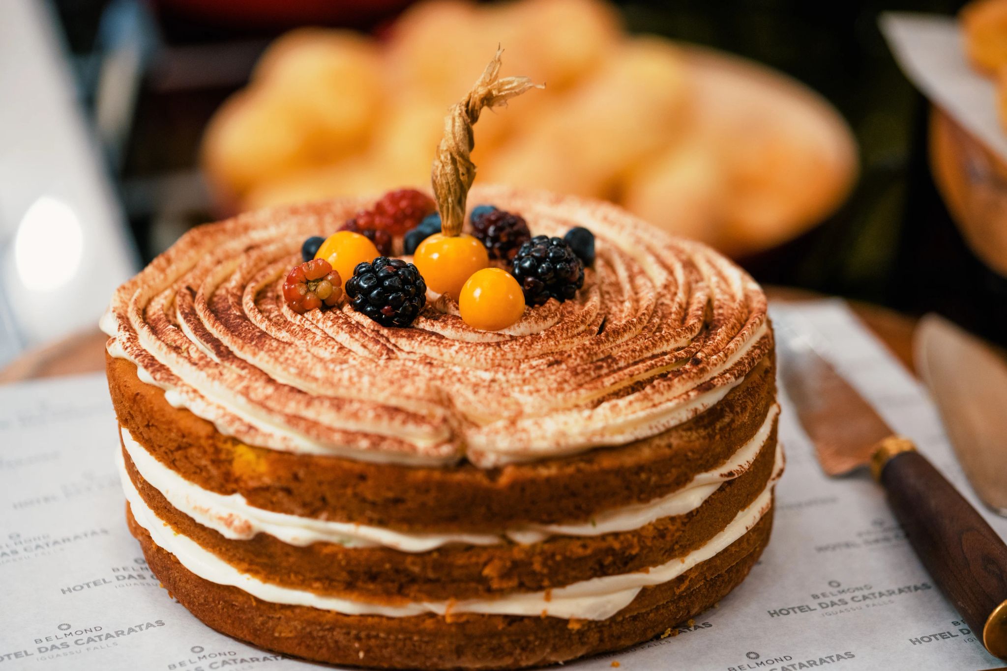 naked cake com blueberries - bolo de hotel
