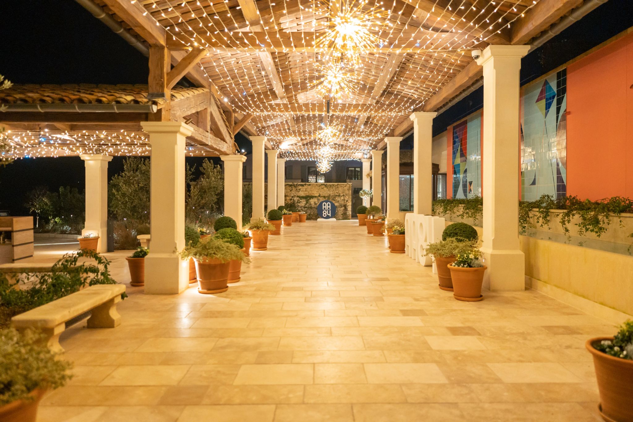 Entrada Coquillade Provence entrada do hotel - arquitetura classica - vasos de plantas - hotel 5 estrelas