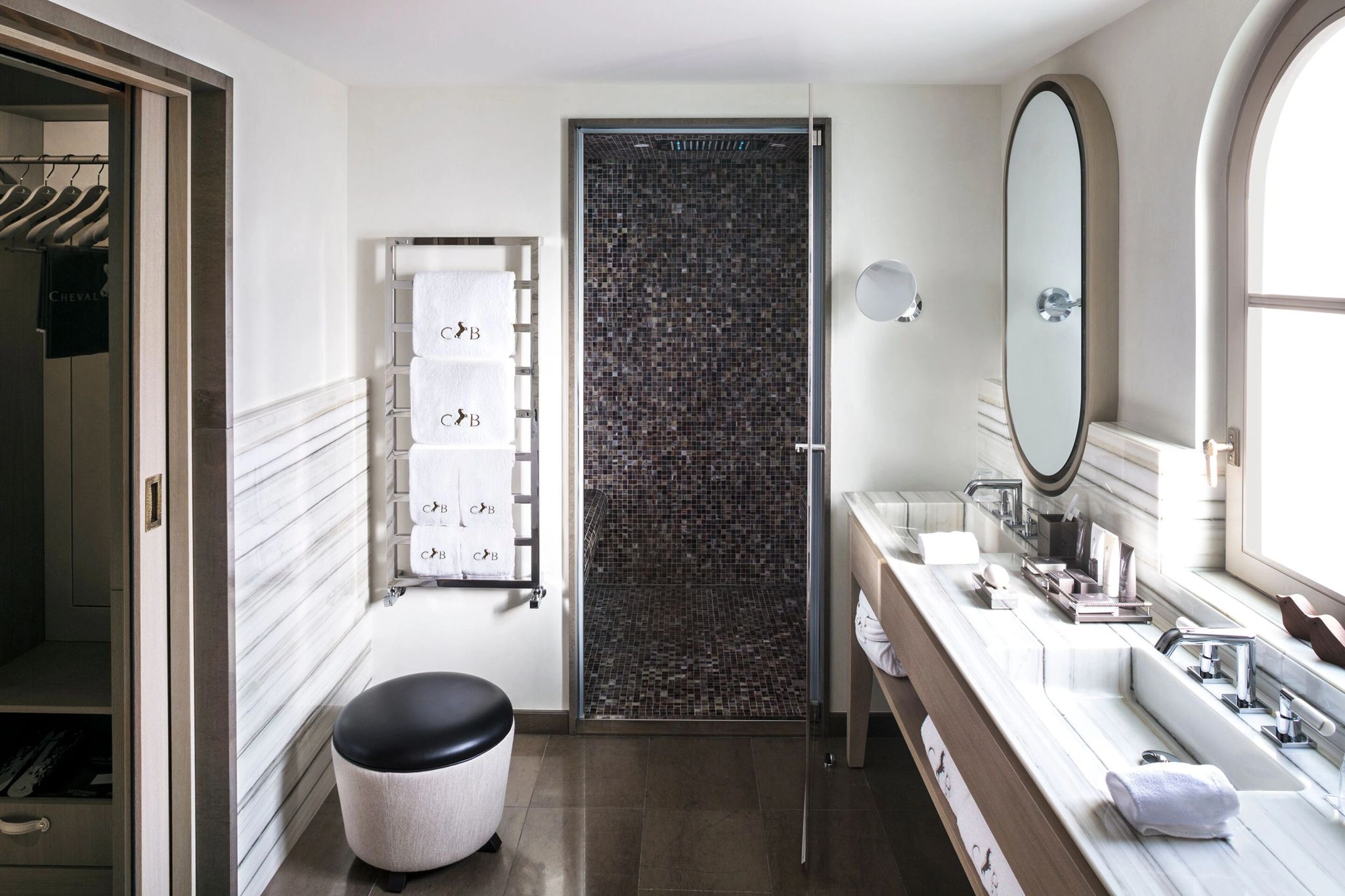 banheiro do hotel - viagem premium - turismo de luxo banheiro amplo - pia dupla - banho premium