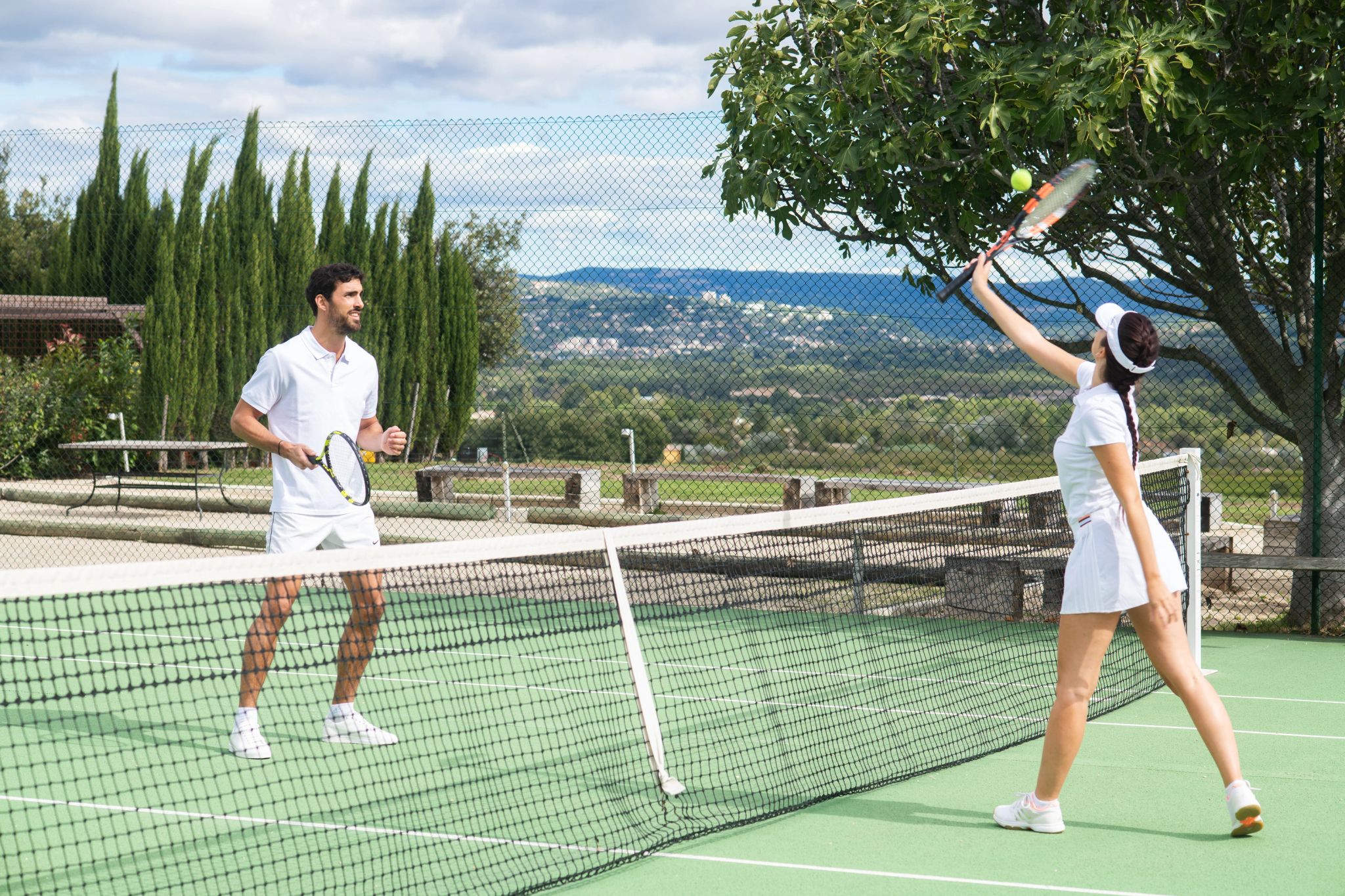 Quadra de tênis do Coquillade Provence quadra de tenis – jogo de tenis – esporte ao ar livre - atividades de lazer