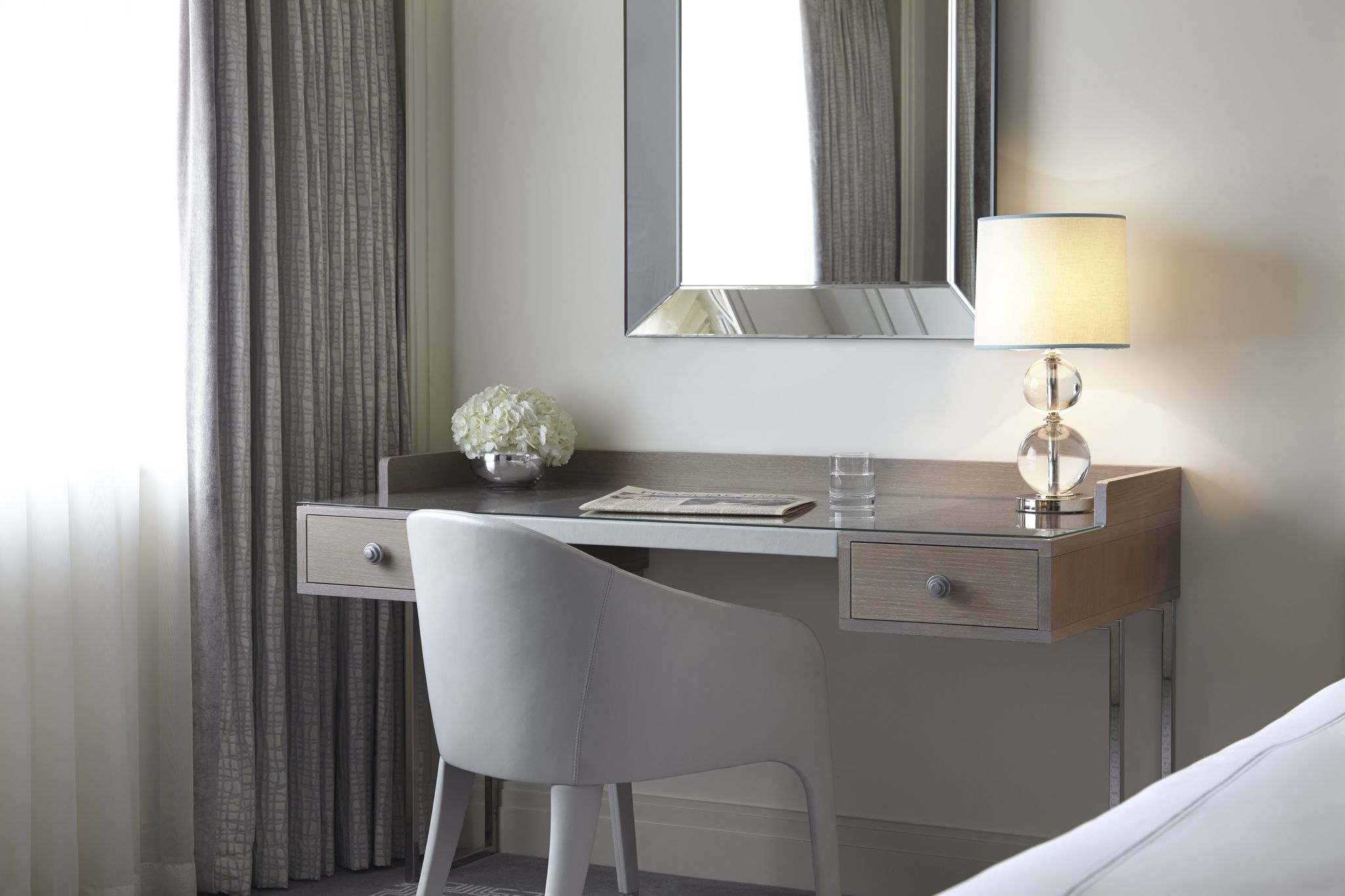 mesa de escritório – moveis modernos – quarto acinzentado