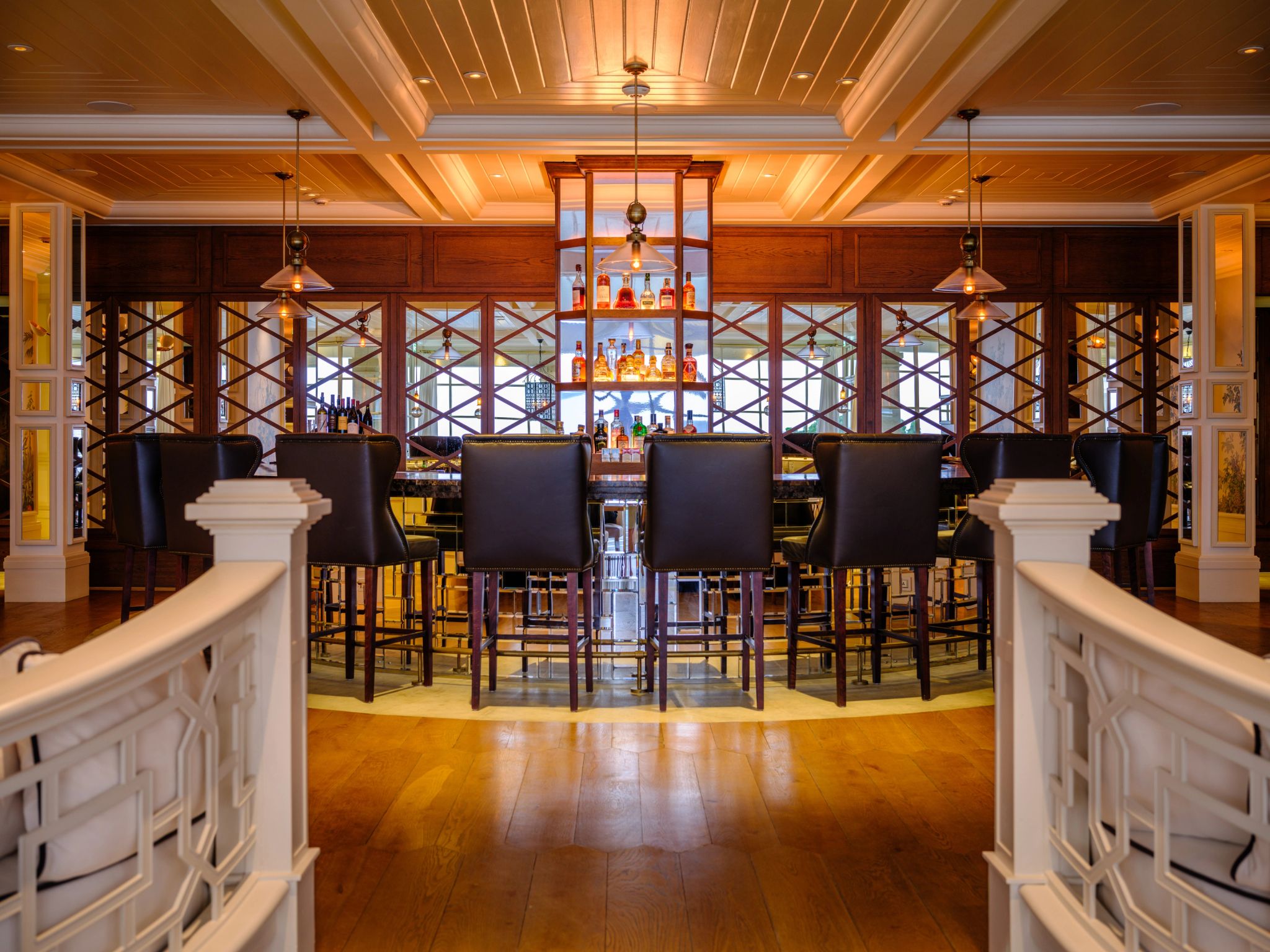 Tides Bar + Grill bar de luxo - prateleiras de bebidas - decoracao moderna