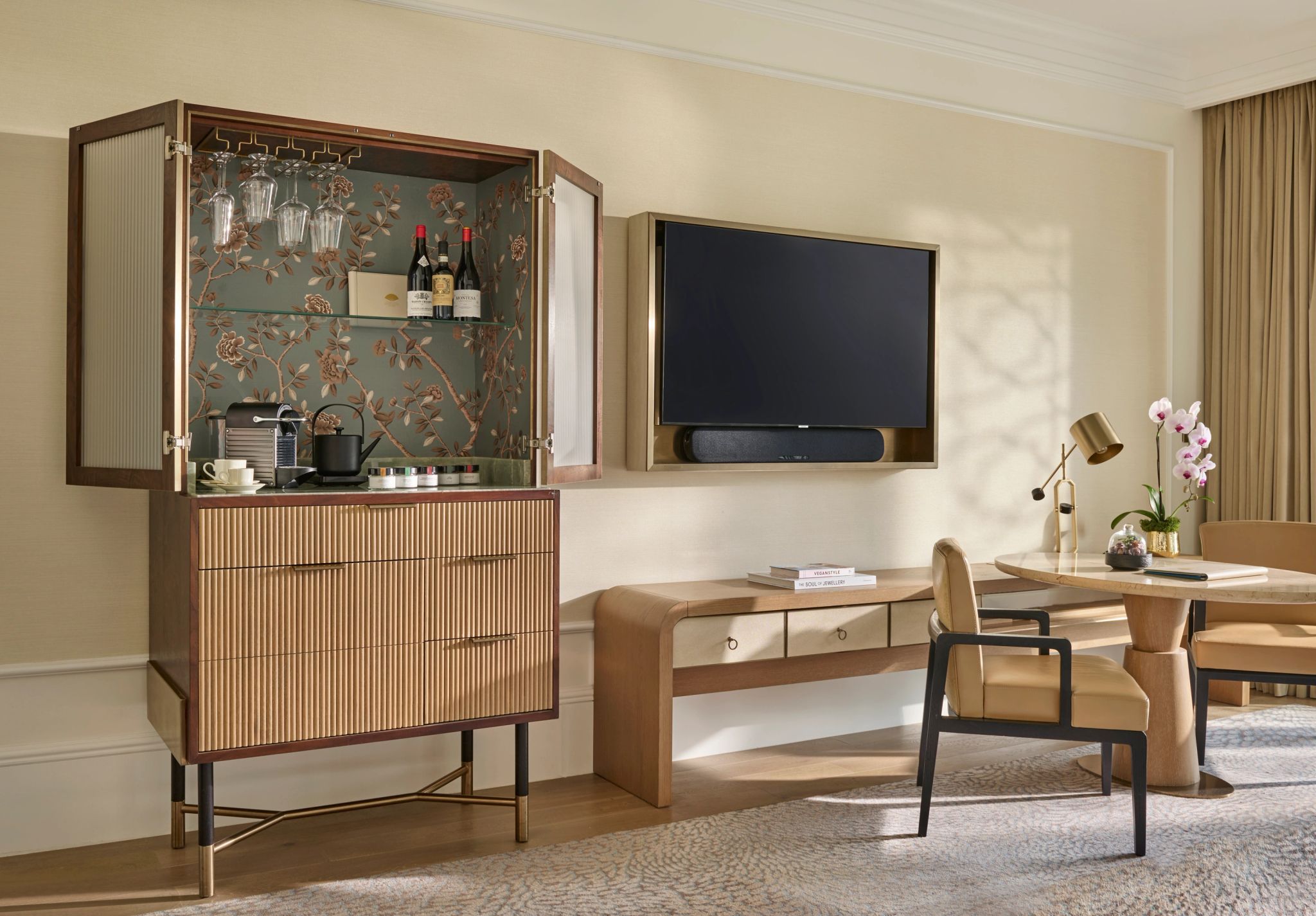 Deluxe Garden Terrace King bar privativo - quarto com tv - amenidades de hotel