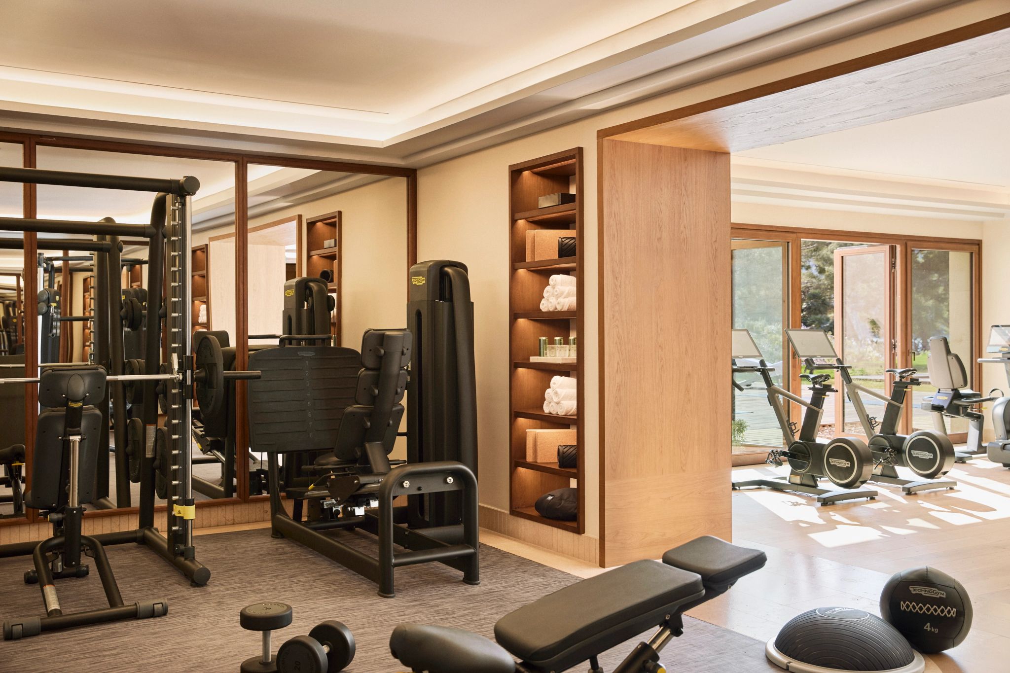 equipamentos de musculacao modernos - sala ampla - luz natural