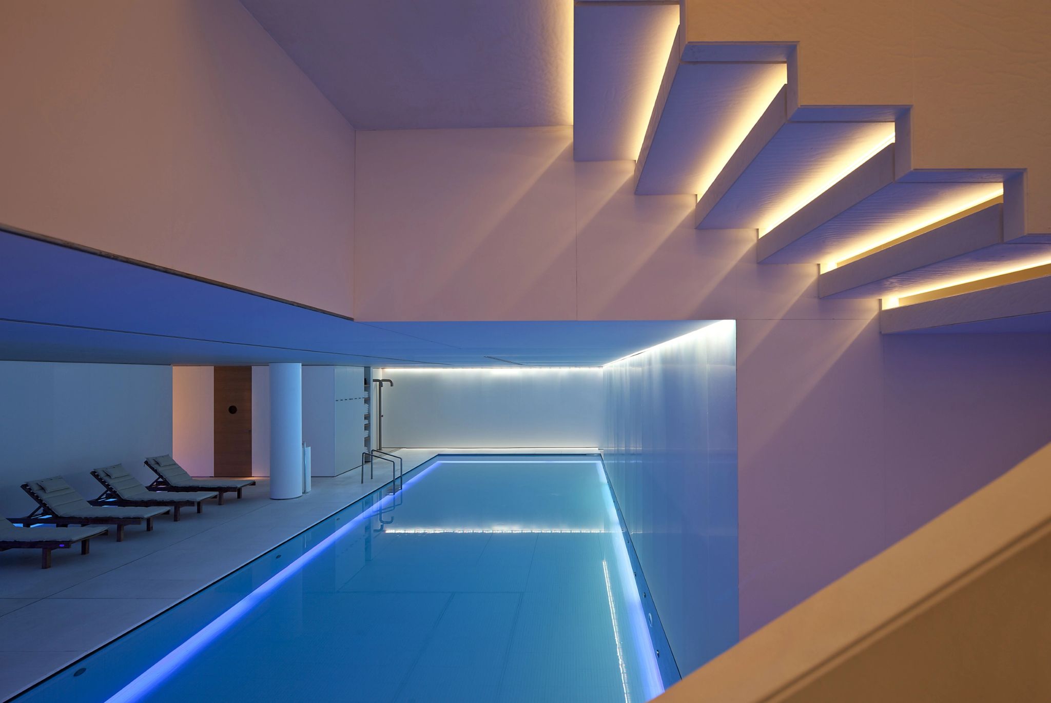 espreguiçadeiras - piscina interna - areas de lazer - escada com luzes