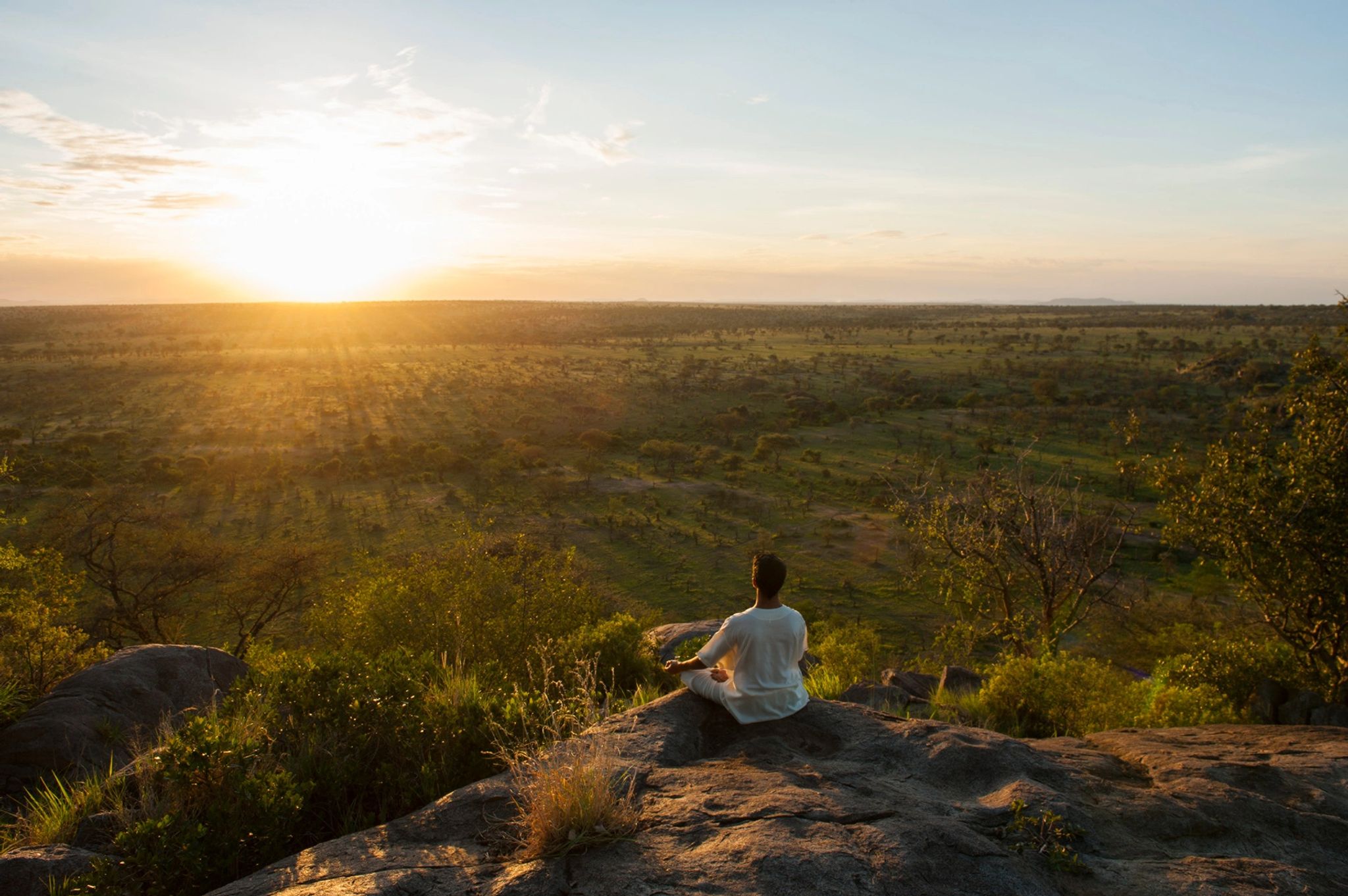 Yoga aula de yoga ao amanhecer-vista para savana-atividades wellness-four seasons safari lodge