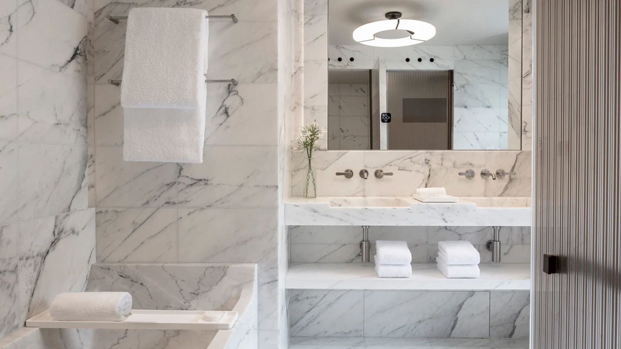 Deluxe Balcony banheira de imersao - chuveiro alta pressao - banheiro em marmore