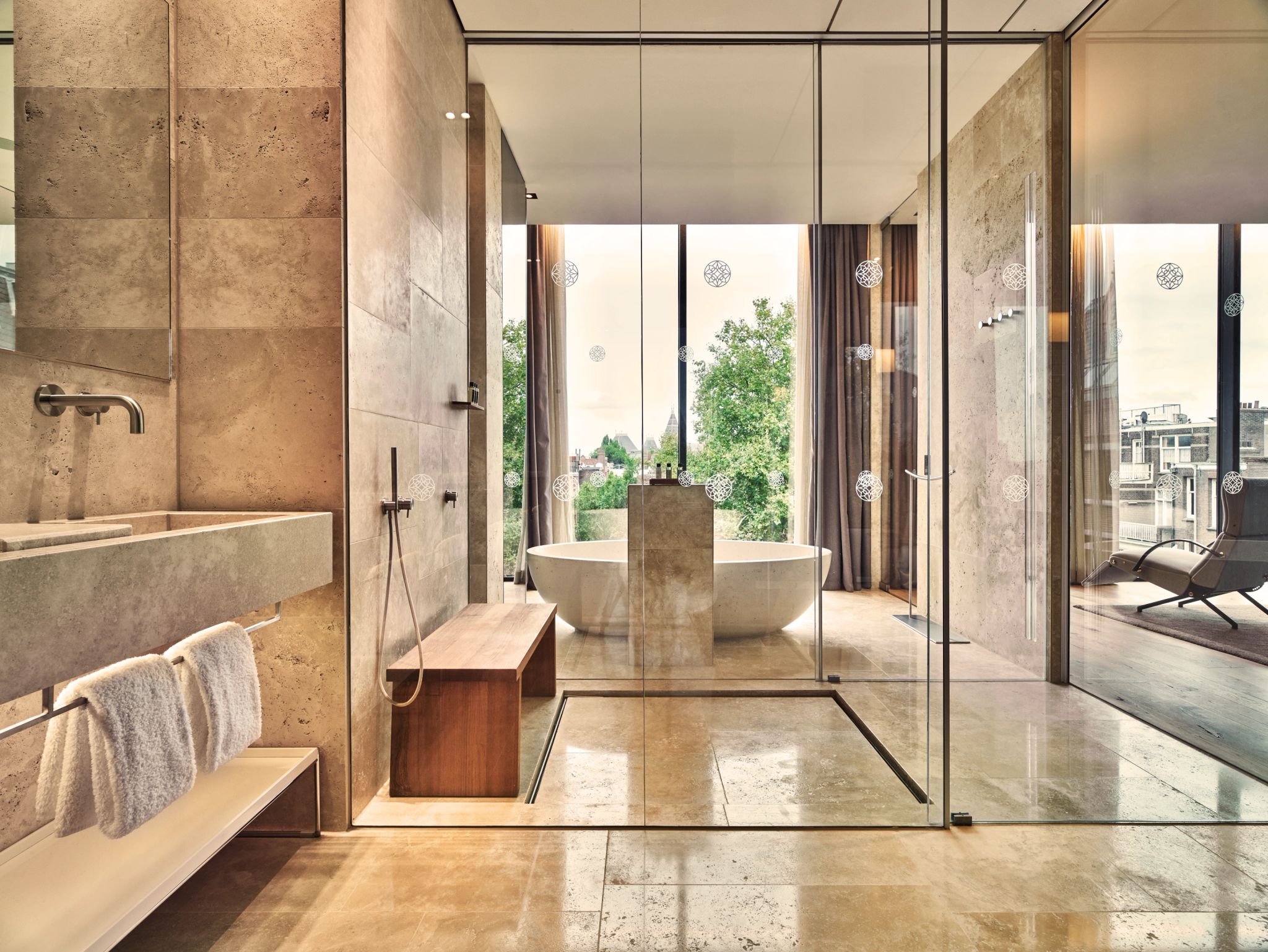 banheiro em marmore - banheira independente - banheira de imersao