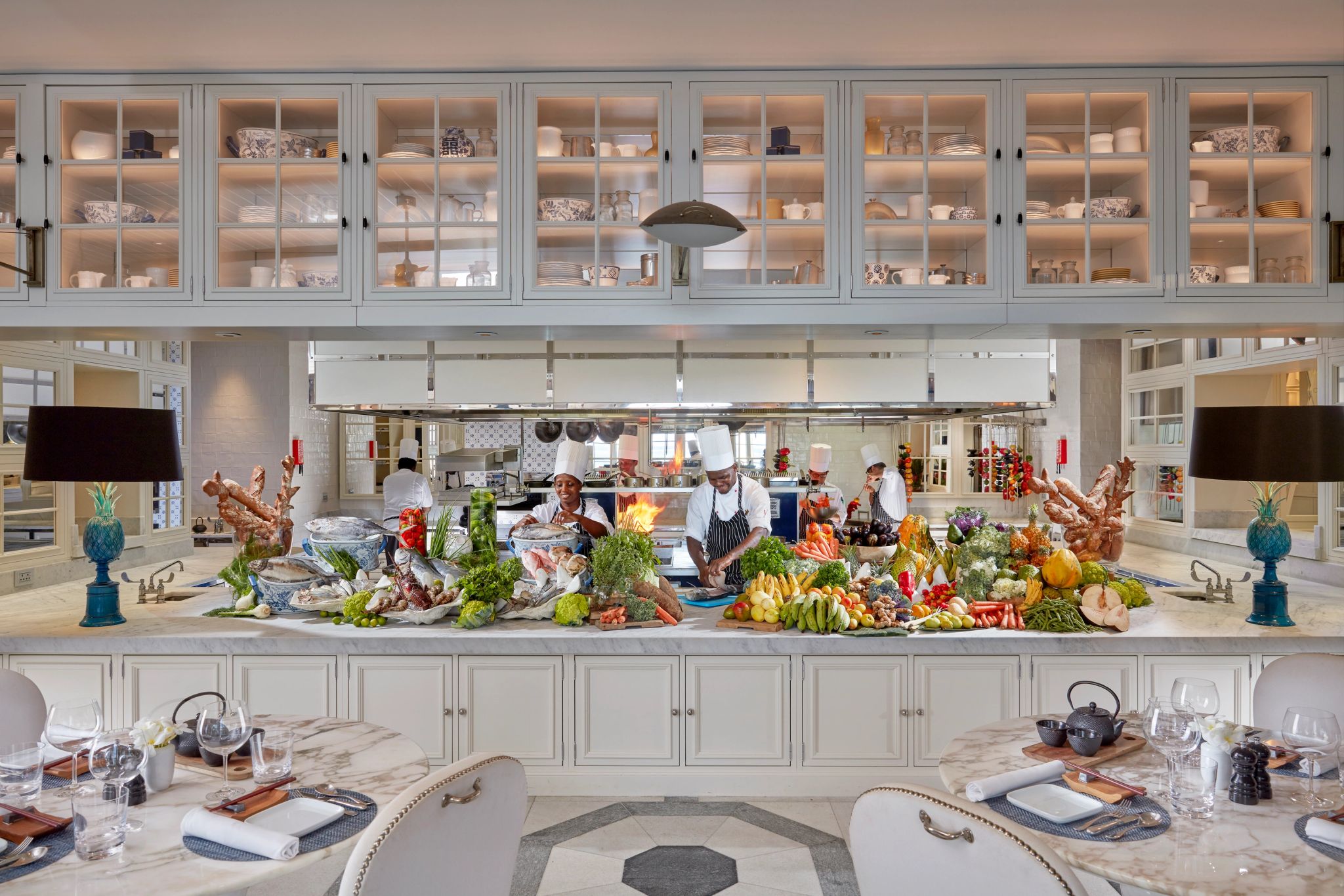 balcao de restaurante moderno - chefs trabalhando - preparo de pratos