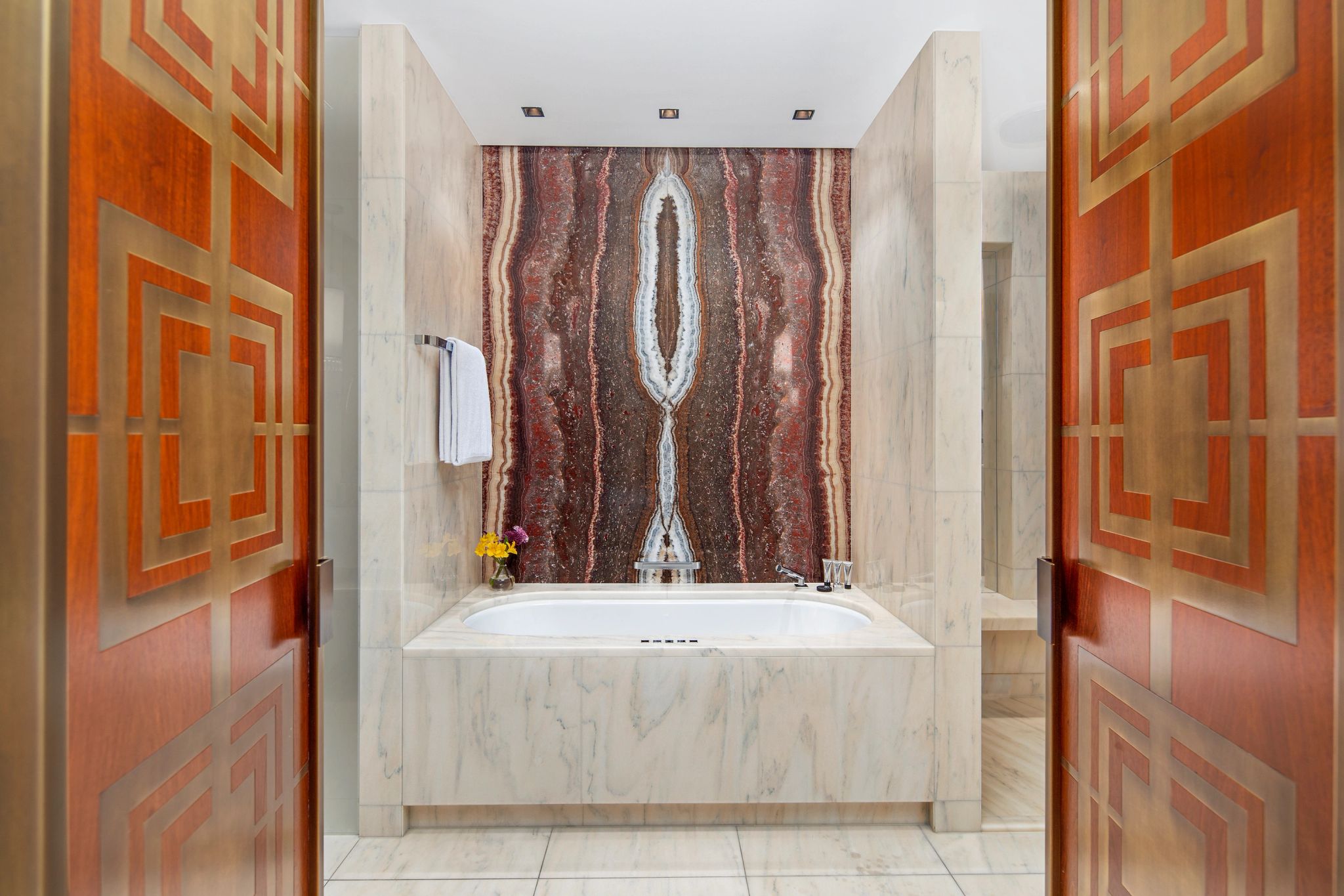 Junior Suite King   banheira de imersao – banheiro chique – banho de banheira