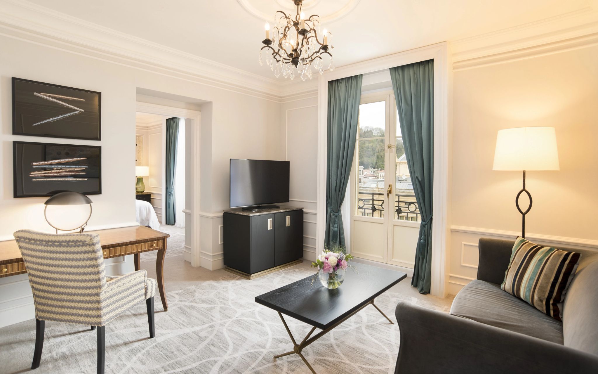 Junior One Bedroom Suite King Partial River View sala de estar - suite com sala - sala de tv