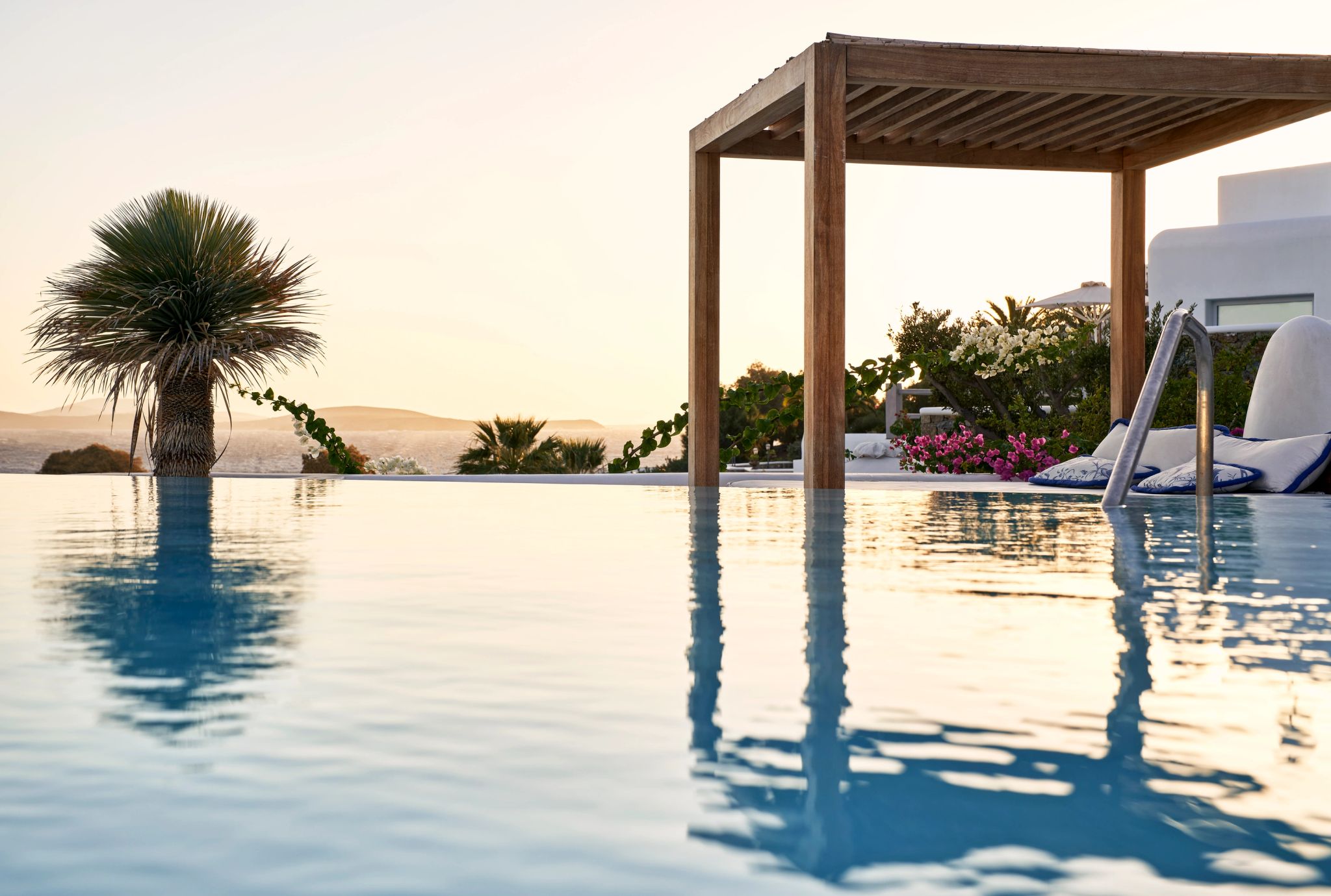 Champagne Bar by Fleur de Miraval bar da piscina - piscina ao ar livre - hotel com piscina