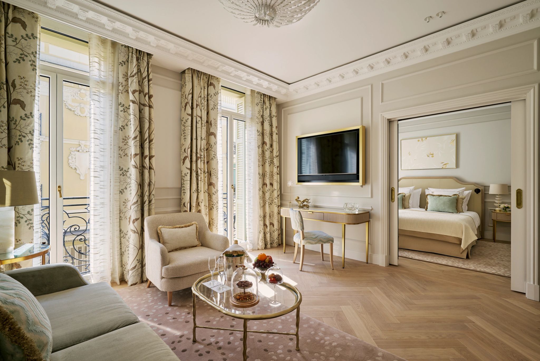 Prestige Suite City or Courtyard View sala de estar - mobiliario requintado - ambiente calmo refinado