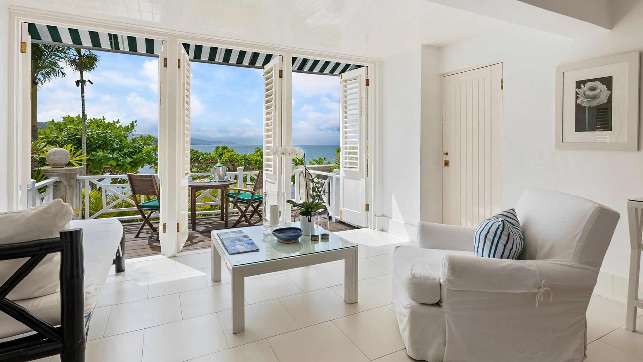 Oceanfront Balcony King  sala de estar - quarto com sala - quatro frente mar