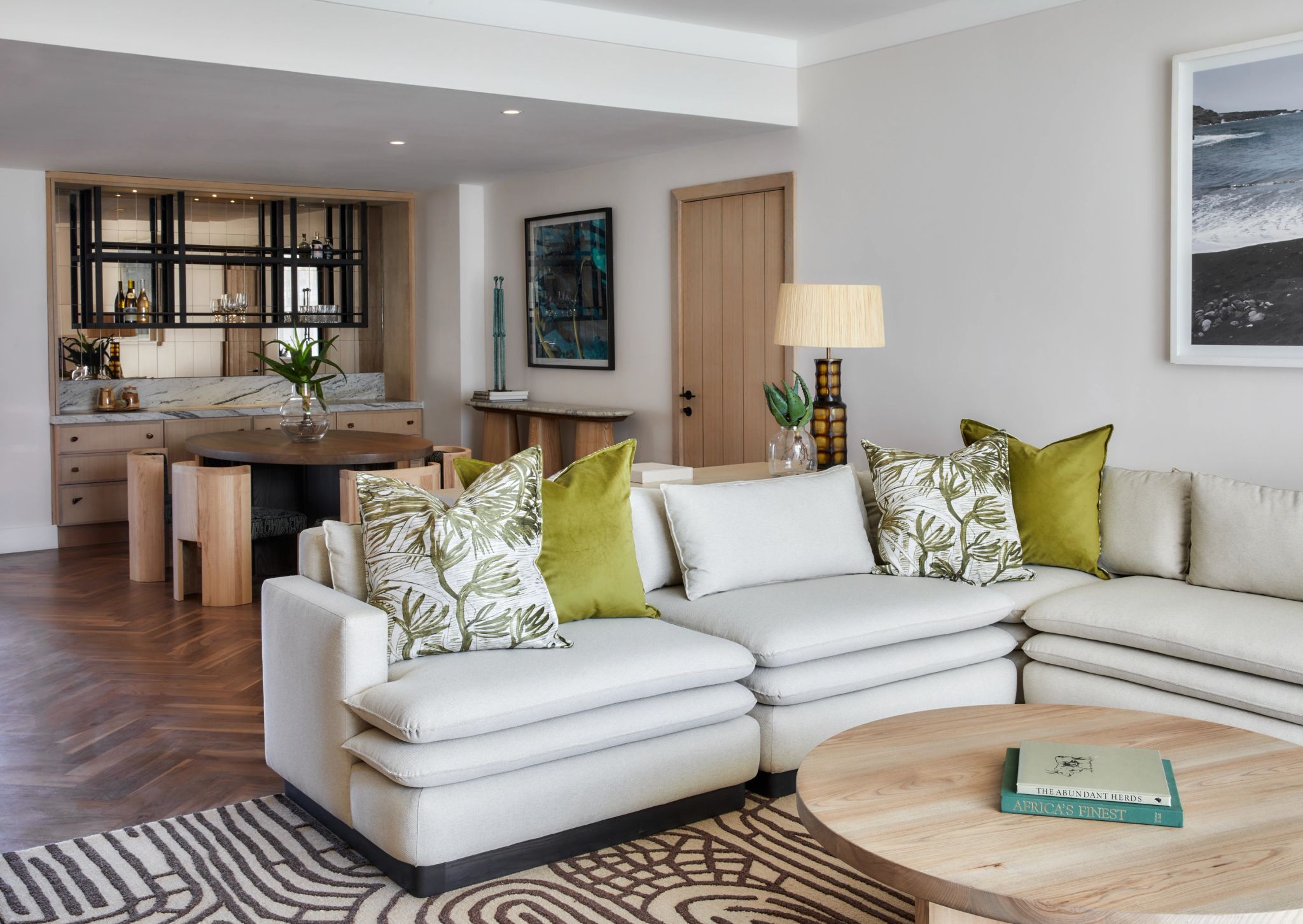 sala moderna - almofada decorativa - obras de arte - quadros modernos