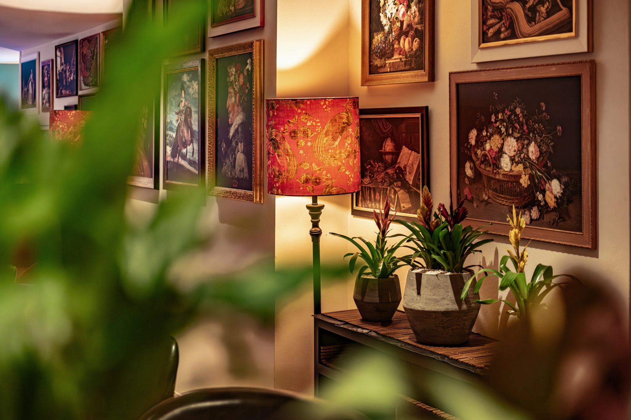 Monastiq Bar & Lounge design classico – quadros antigos – bar luxuoso