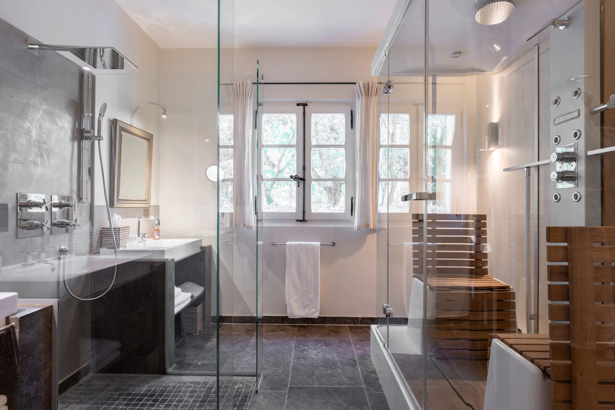 Sunset Suite banheiro amplo – banheiro de luxo – banho premium - chuveiro alta pressao