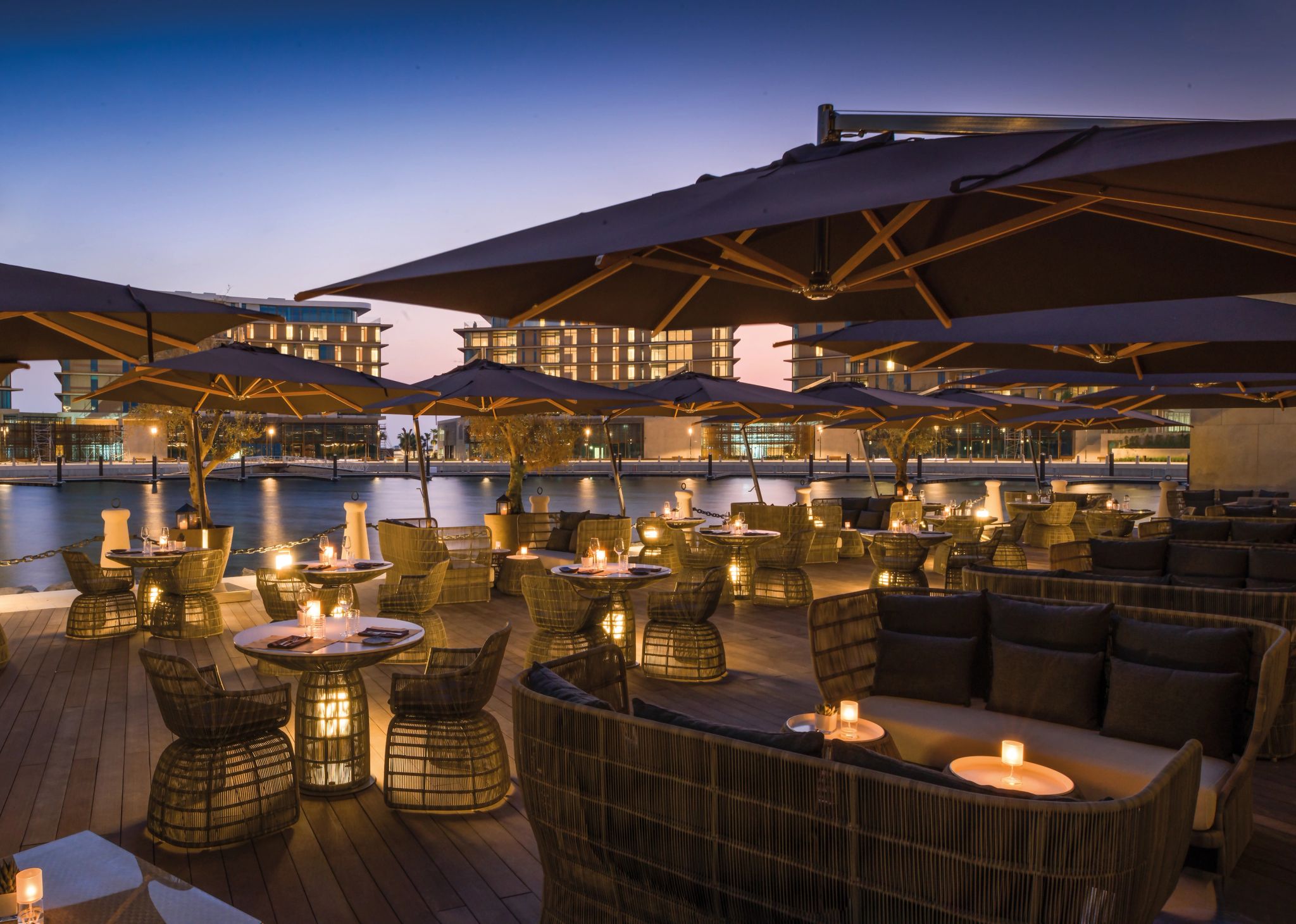 mesa externa iluminada - cafe bulgari dubai - jantar romantico