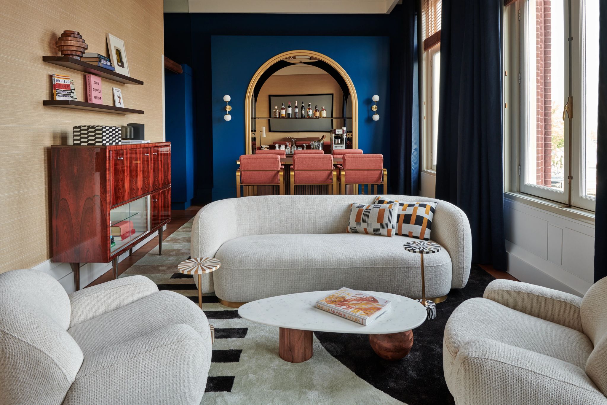 suite com bar – cortina azul marinho – sala de estar