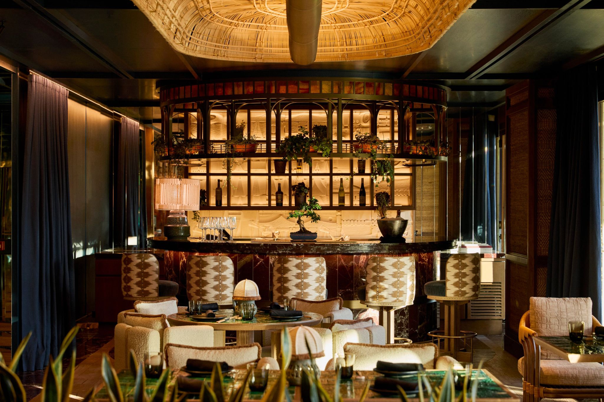 Restaurante Shima chefs preparando pratos - balcao de marmore - design elegante